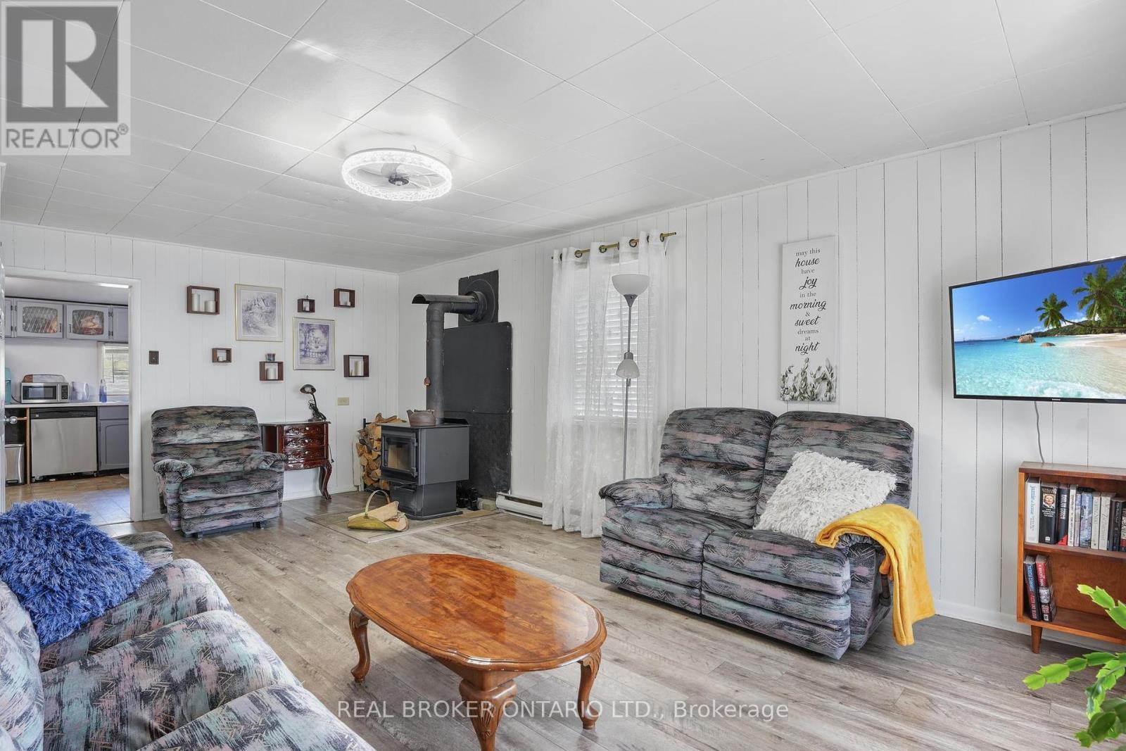 79 & 85 Bridge Street, Addington Highlands, ON - Indoor Photo Showing Living Room