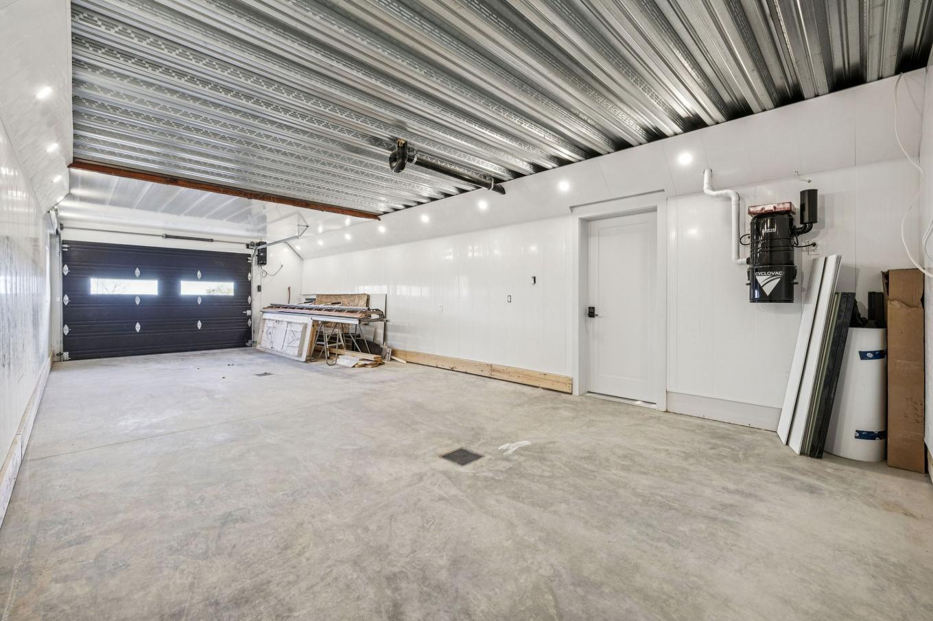 Garage - 21 Ch. Du Panorama, Grenville-Sur-La-Rouge, QC - Indoor Photo Showing Garage