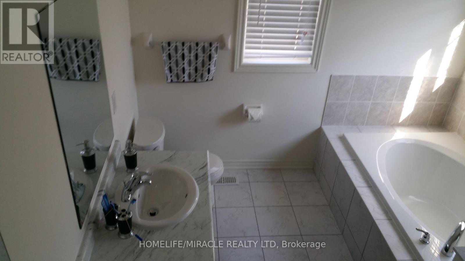 14 Vezna Crescent, Brampton, ON - Indoor Photo Showing Bathroom