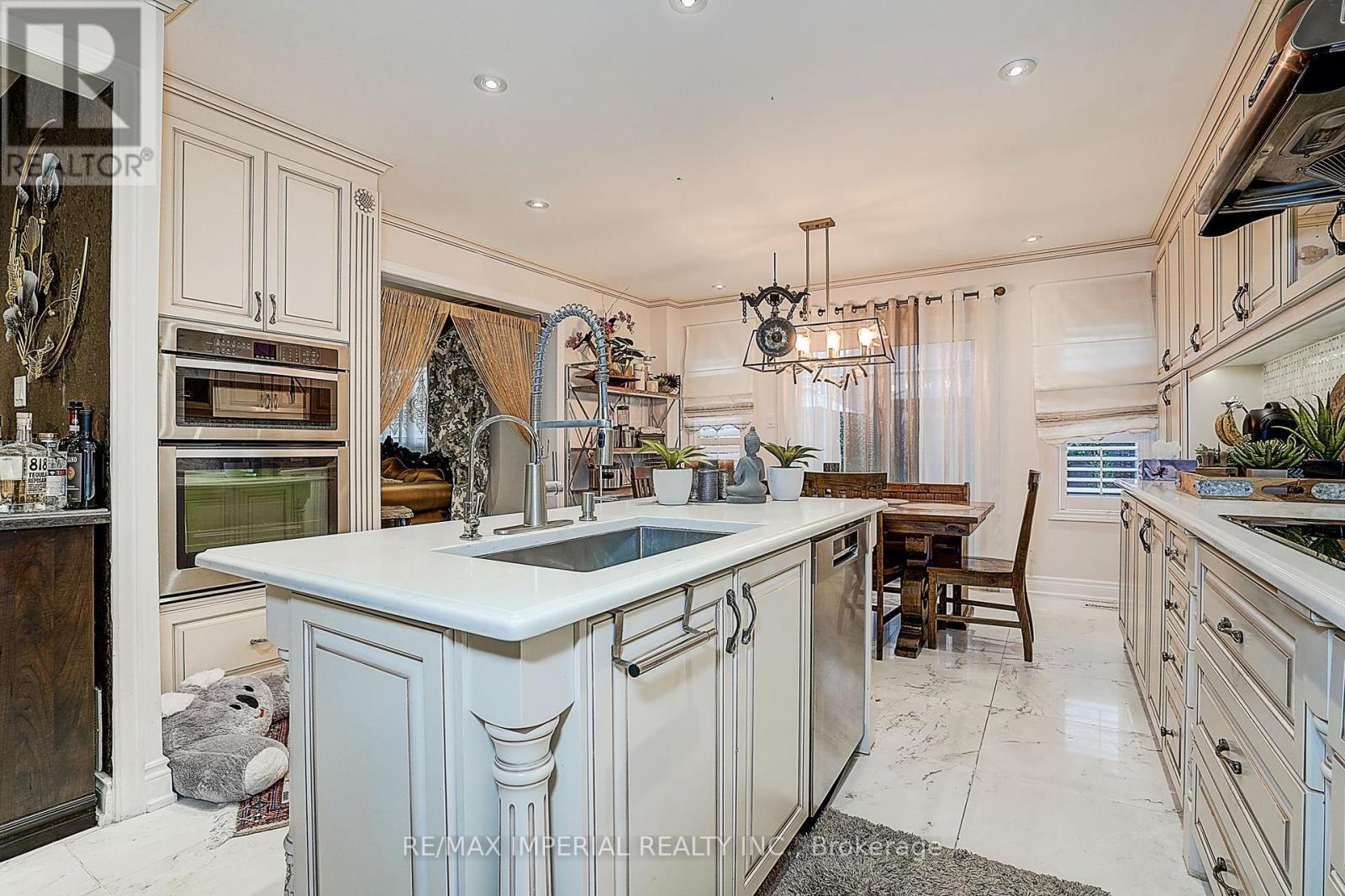32 Brandon Gate Drive, Vaughan, ON - Indoor Photo Showing Kitchen