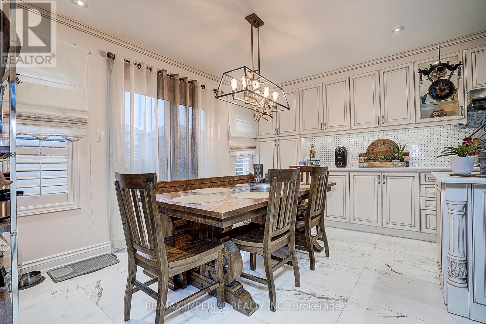 32 Brandon Gate Drive, Vaughan, ON - Indoor Photo Showing Dining Room