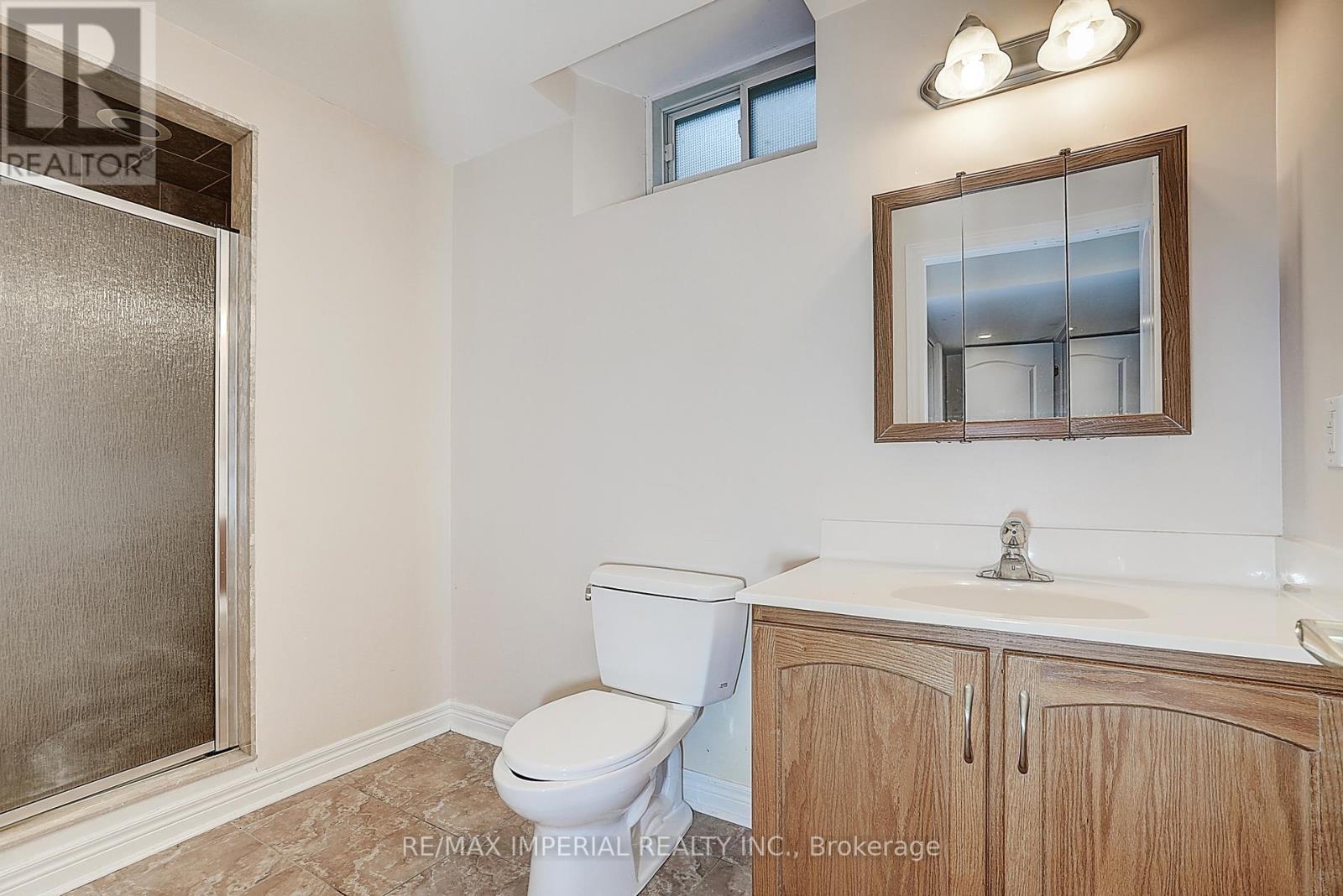 32 Brandon Gate Drive, Vaughan, ON - Indoor Photo Showing Bathroom