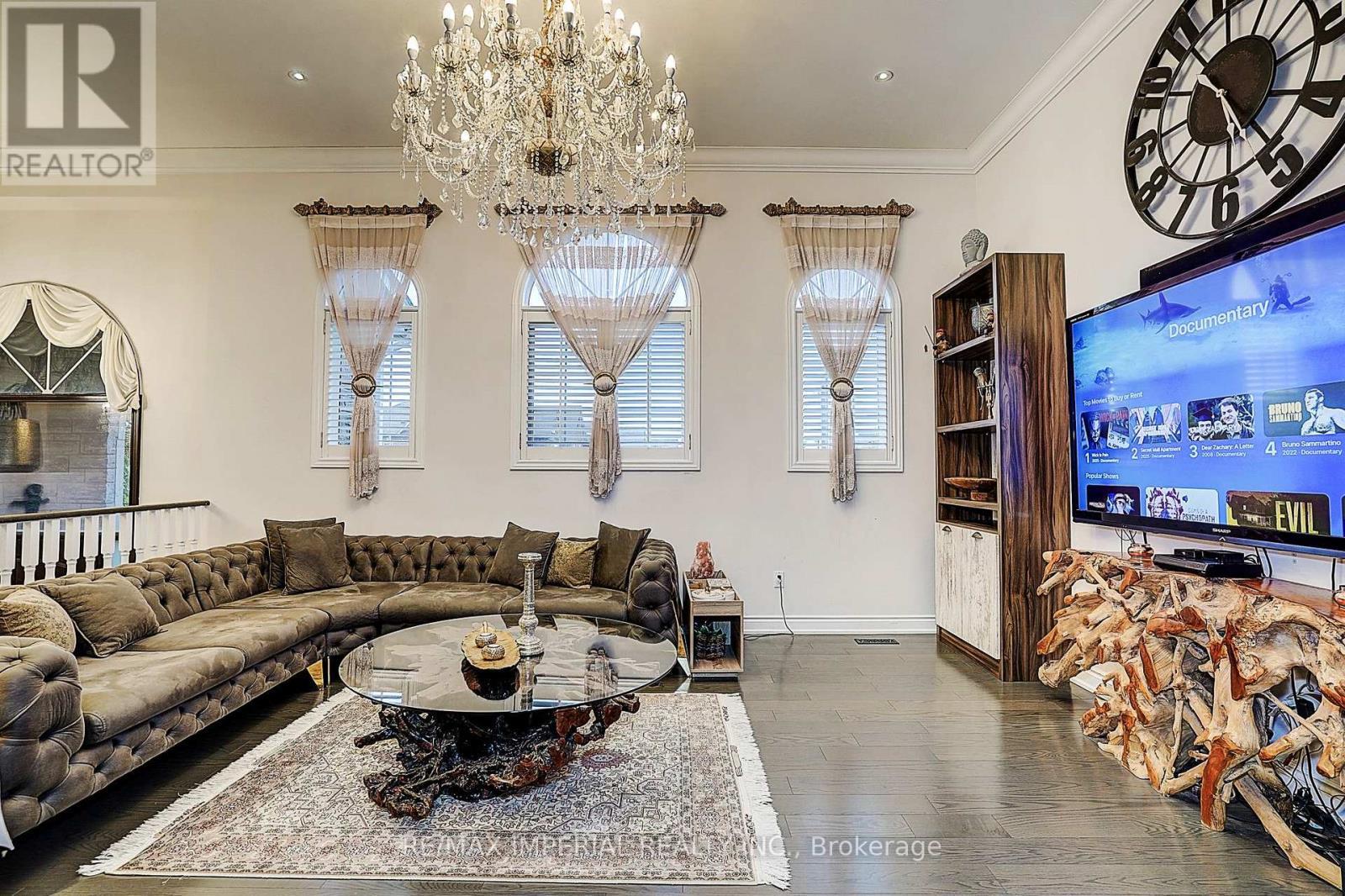 32 Brandon Gate Drive, Vaughan, ON - Indoor Photo Showing Living Room