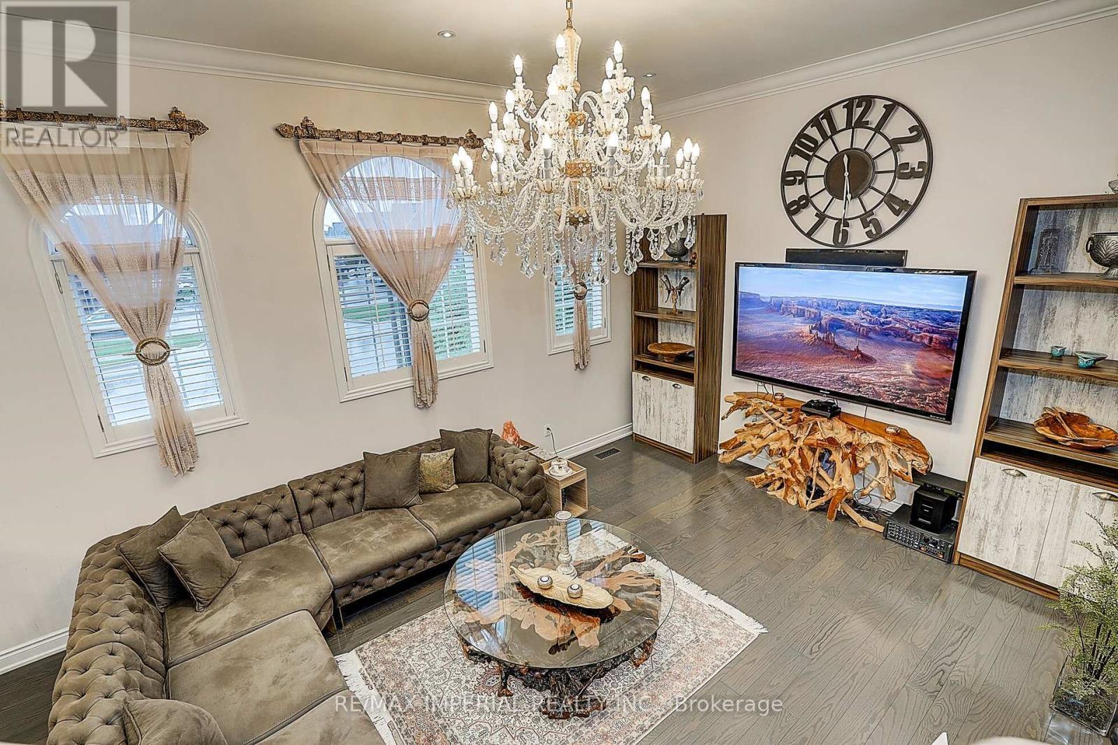 32 Brandon Gate Drive, Vaughan, ON - Indoor Photo Showing Living Room