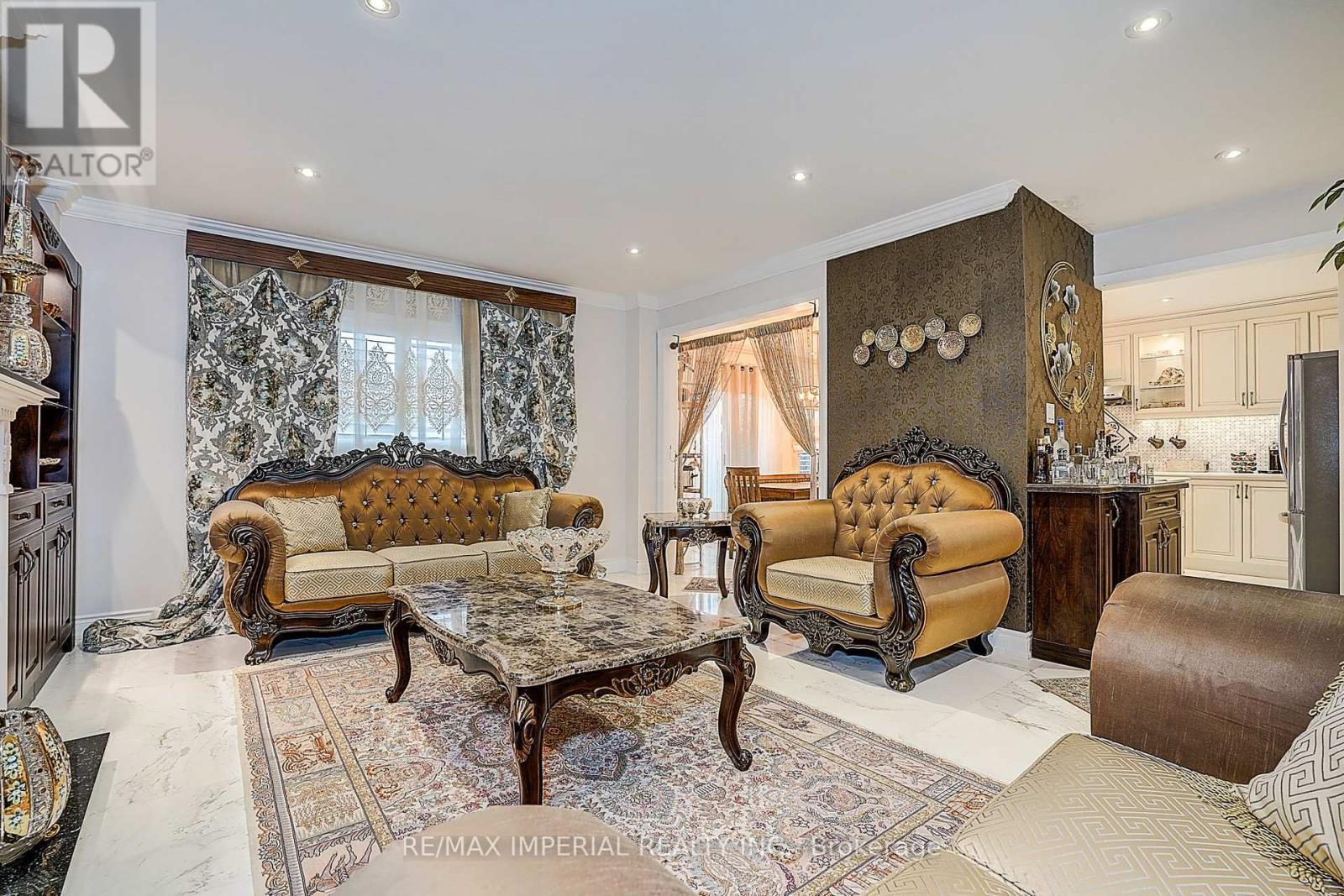 32 Brandon Gate Drive, Vaughan, ON - Indoor Photo Showing Living Room