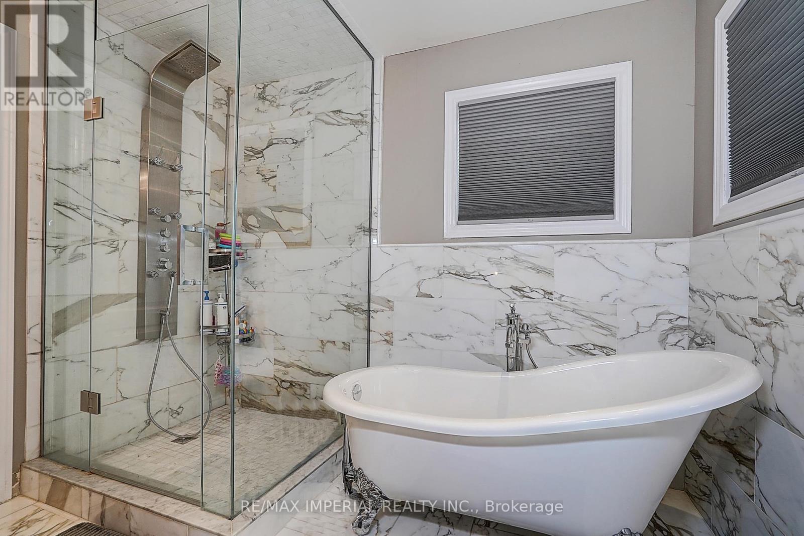 32 Brandon Gate Drive, Vaughan, ON - Indoor Photo Showing Bathroom