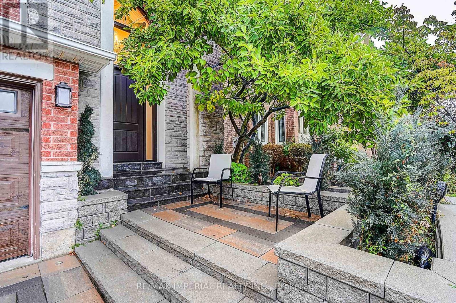 32 Brandon Gate Drive, Vaughan, ON - Outdoor