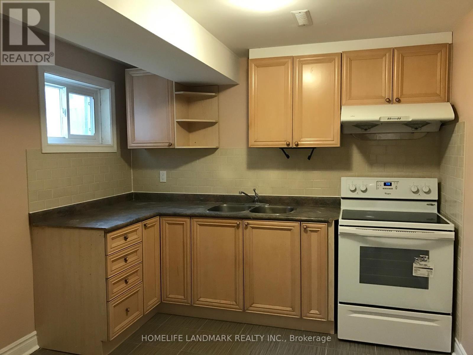 2535 Symington Court, Mississauga, ON - Indoor Photo Showing Kitchen With Double Sink