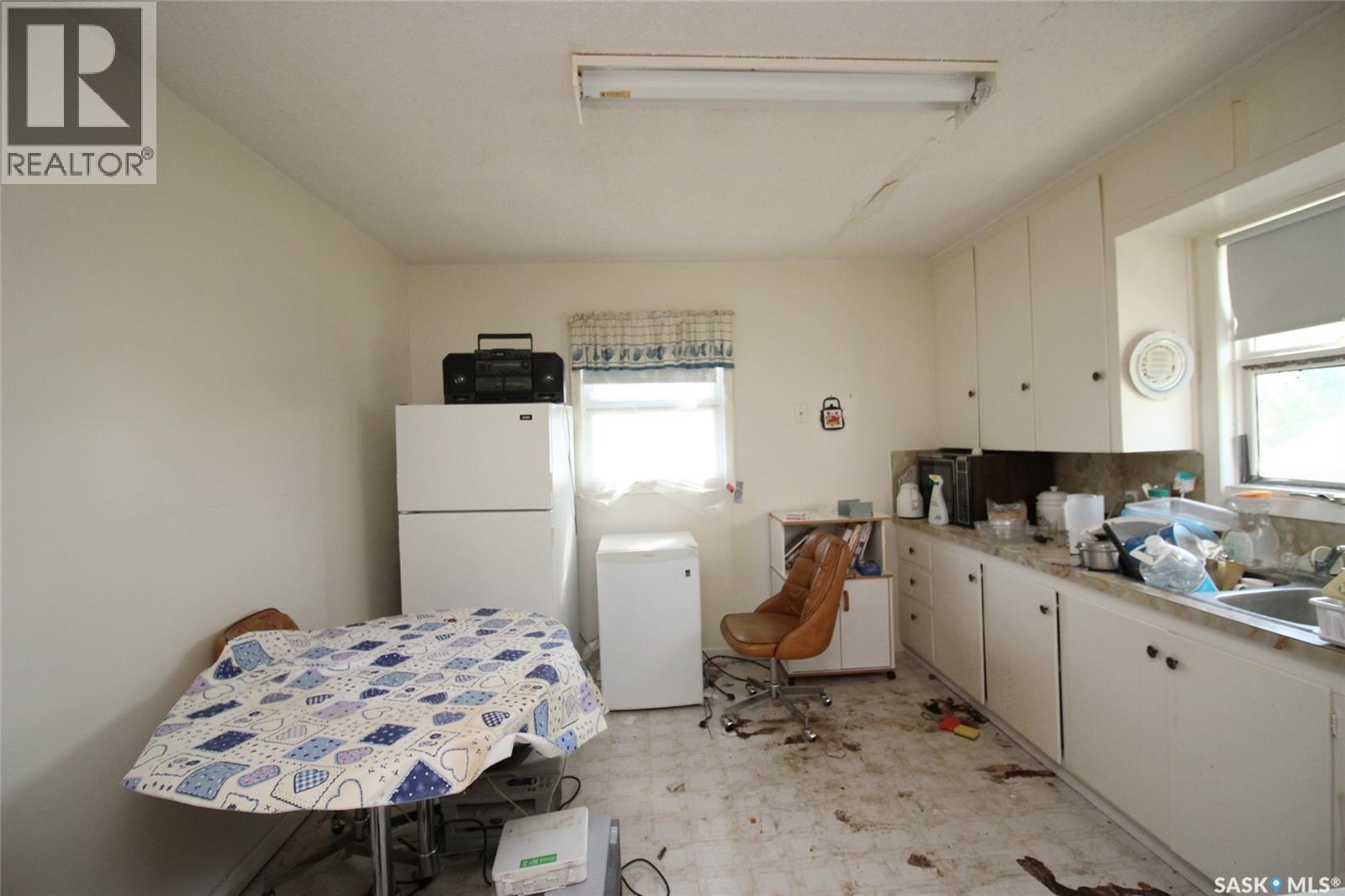 810 2Nd Avenue S, Simmie, SK - Indoor Photo Showing Kitchen With Double Sink
