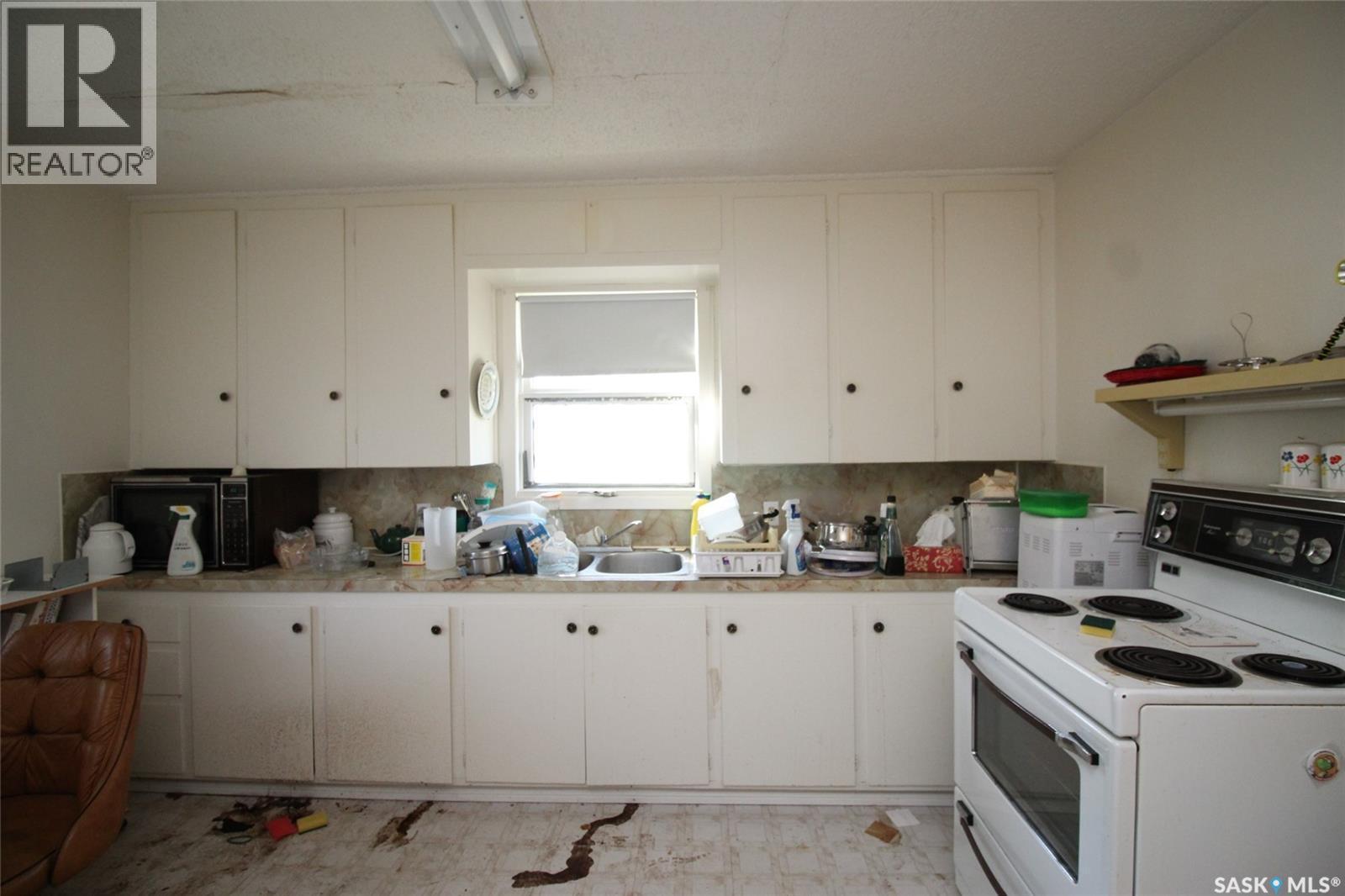 810 2Nd Avenue S, Simmie, SK - Indoor Photo Showing Kitchen With Double Sink