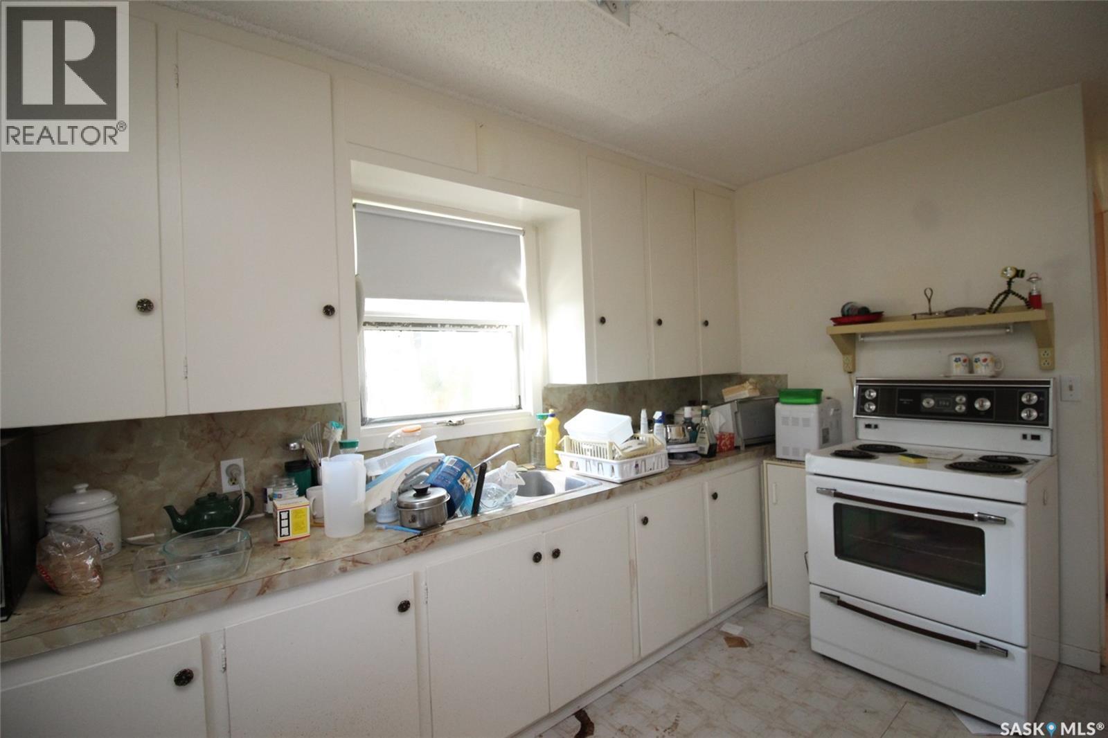 810 2Nd Avenue S, Simmie, SK - Indoor Photo Showing Kitchen