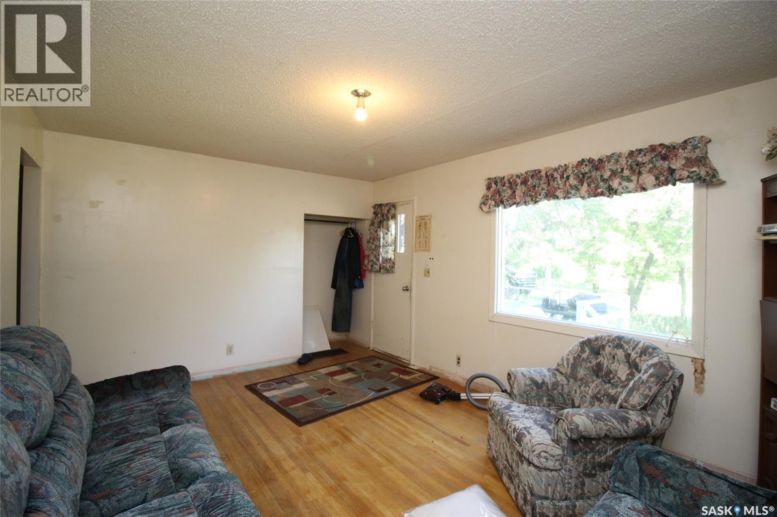 810 2Nd Avenue S, Simmie, SK - Indoor Photo Showing Other Room