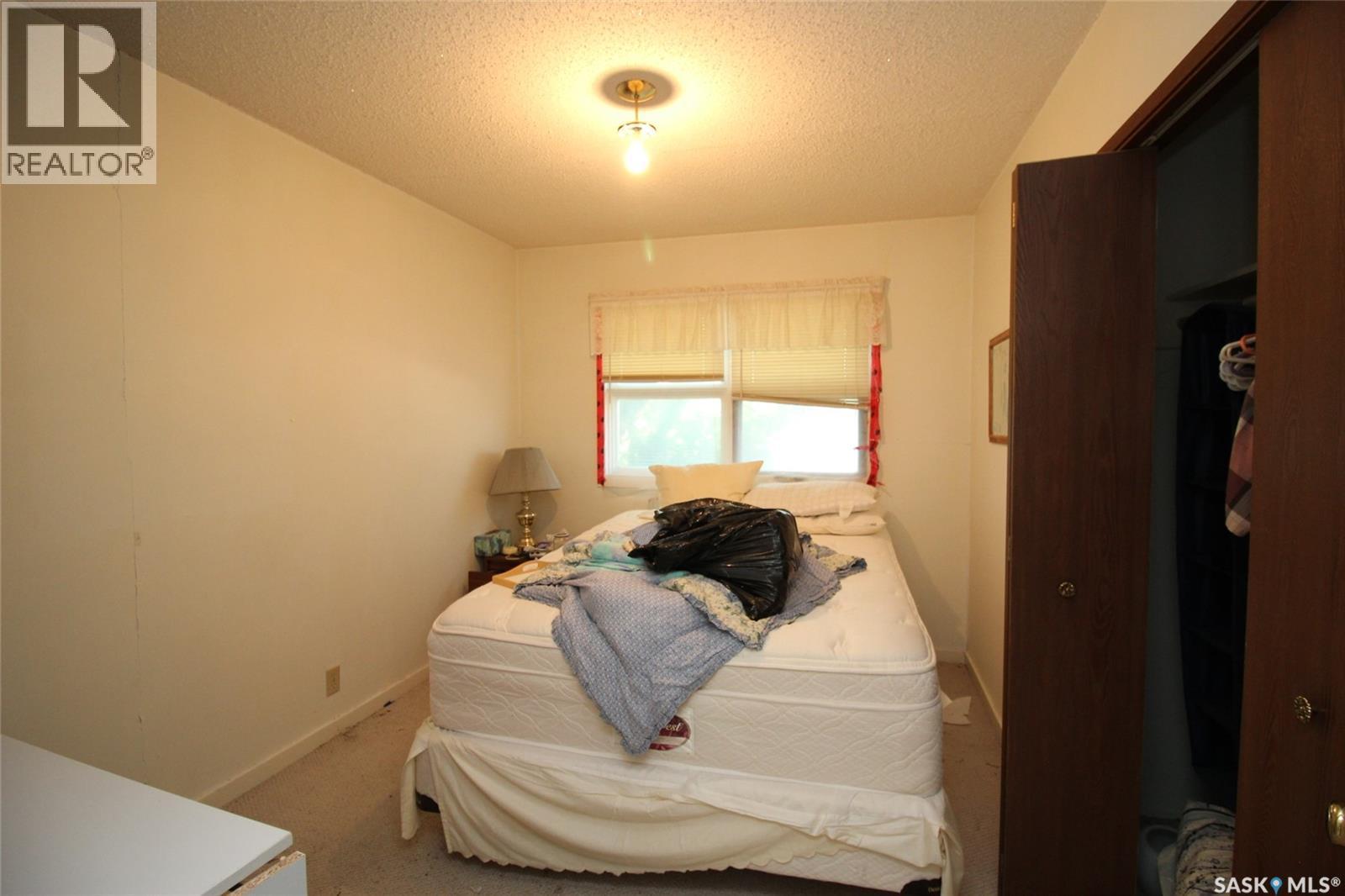 810 2Nd Avenue S, Simmie, SK - Indoor