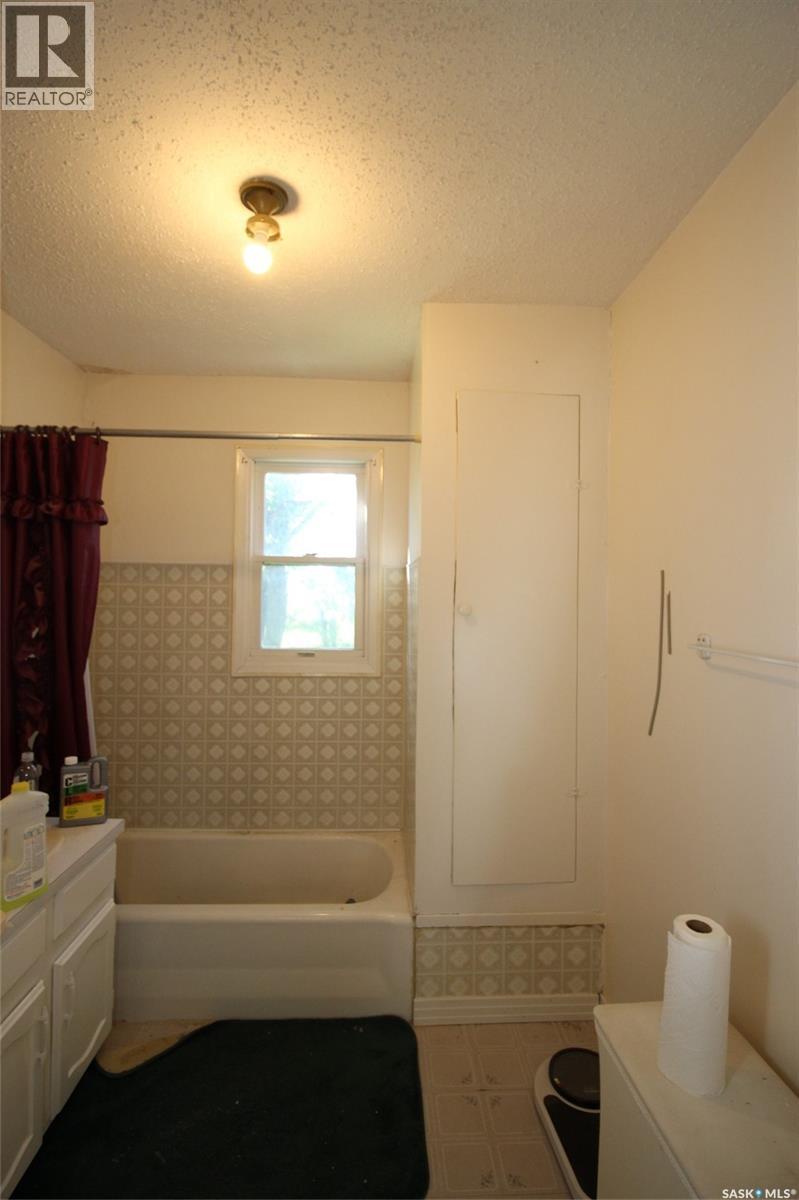 810 2Nd Avenue S, Simmie, SK - Indoor Photo Showing Bathroom