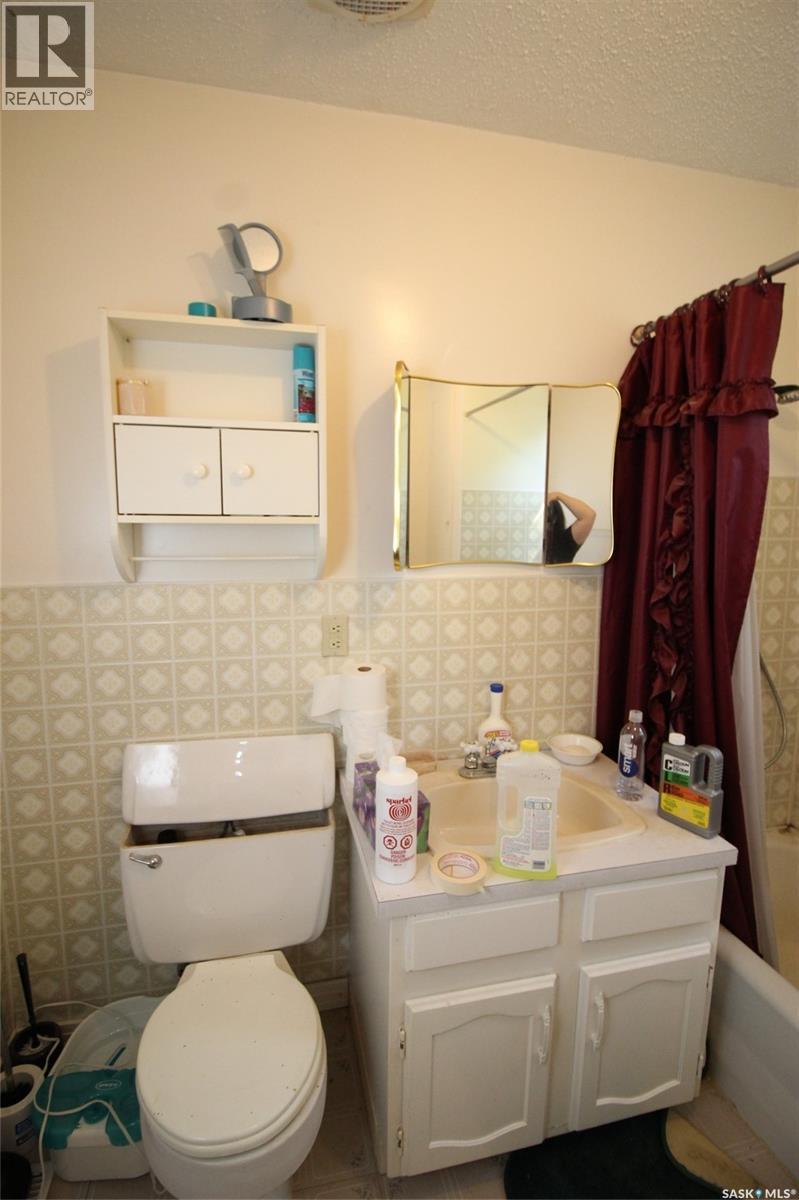 810 2Nd Avenue S, Simmie, SK - Indoor Photo Showing Bathroom