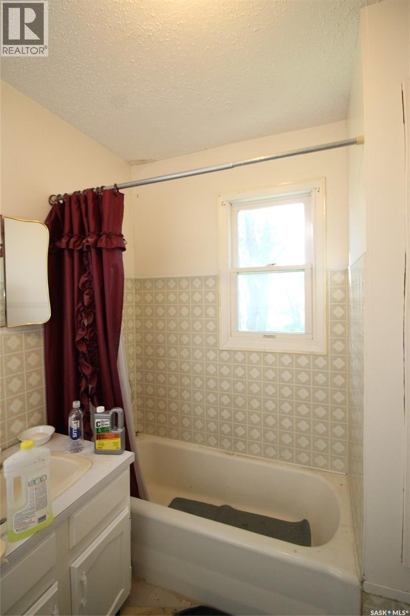 810 2Nd Avenue S, Simmie, SK - Indoor Photo Showing Bathroom