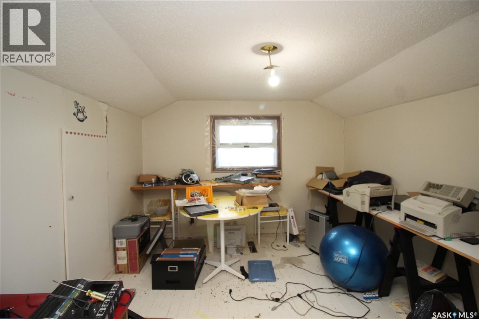 810 2Nd Avenue S, Simmie, SK - Indoor