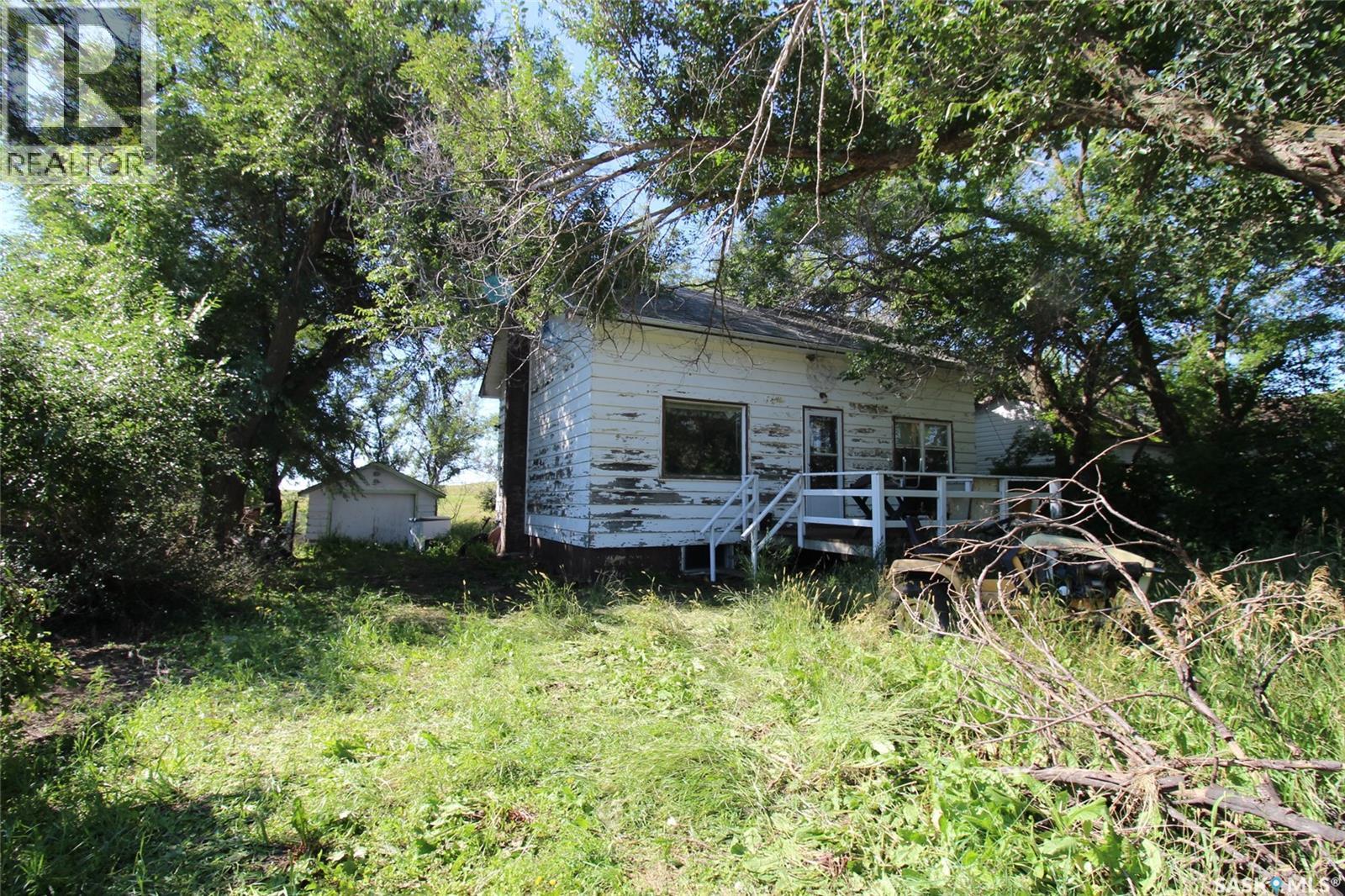 810 2Nd Avenue S, Simmie, SK - Outdoor