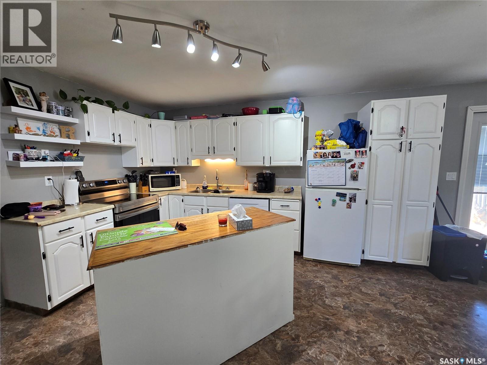 7 Mitchell Crescent, Weyburn, SK - Indoor Photo Showing Kitchen
