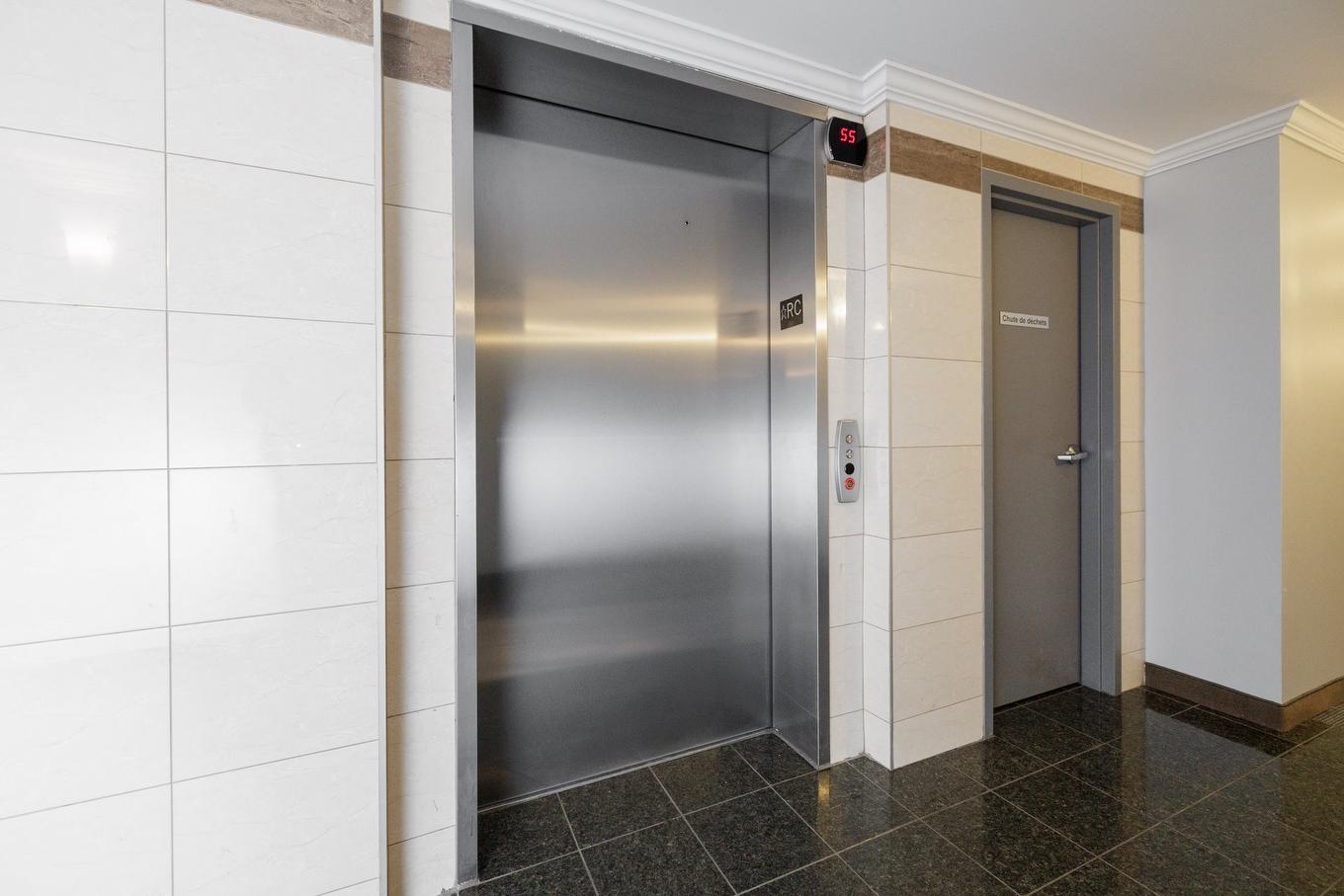 Elevator - 411-4445 Boul. St-Jean, Dollard-Des-Ormeaux, QC - Indoor