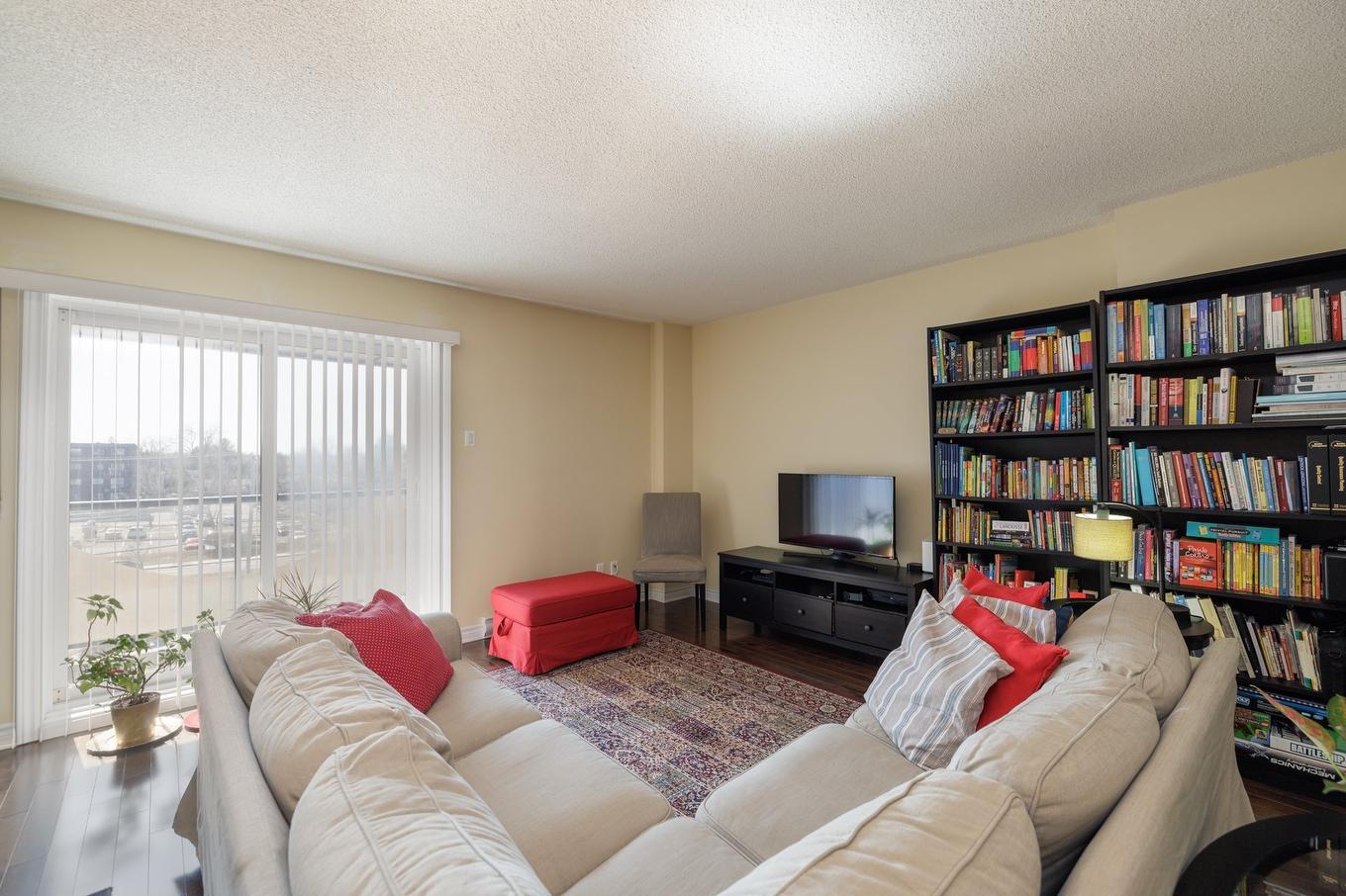 Living room - 411-4445 Boul. St-Jean, Dollard-Des-Ormeaux, QC - Indoor Photo Showing Other Room