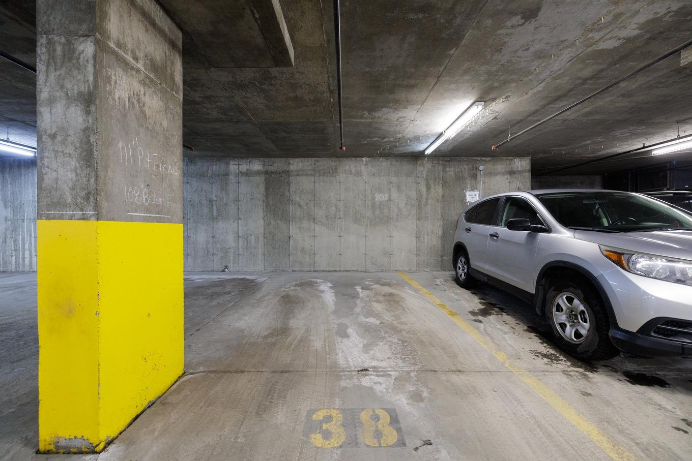 Parking - 411-4445 Boul. St-Jean, Dollard-Des-Ormeaux, QC - Indoor Photo Showing Garage