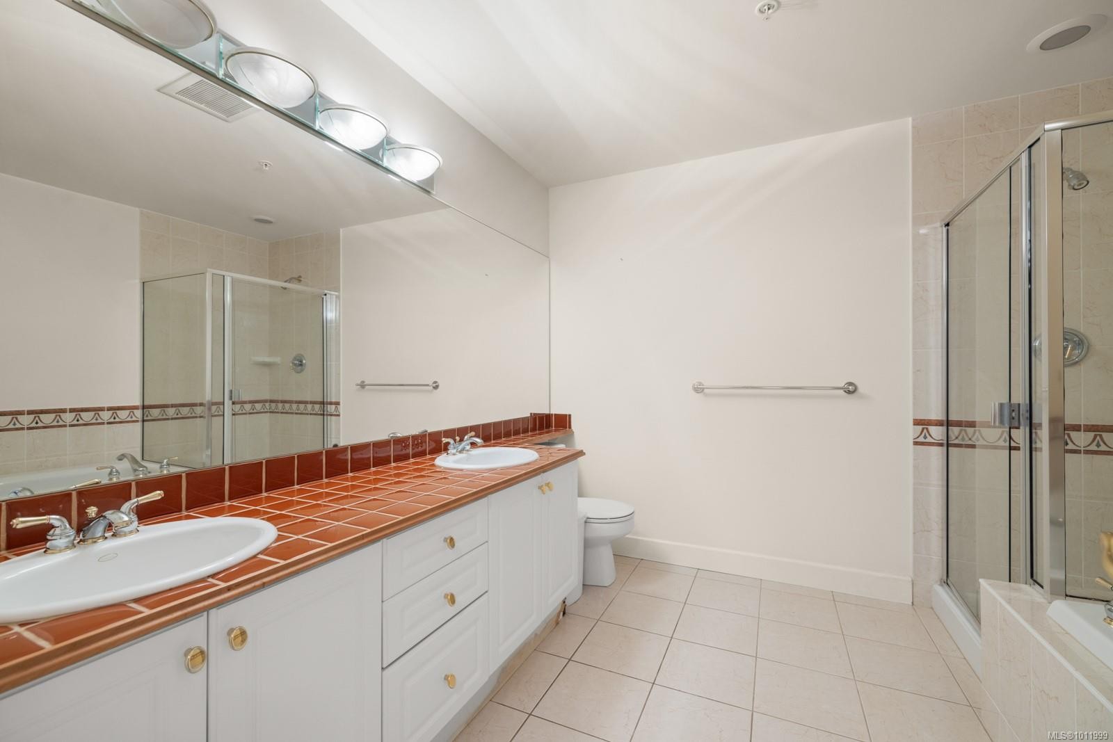 231-21 Dallas Rd, Victoria, BC - Indoor Photo Showing Bathroom