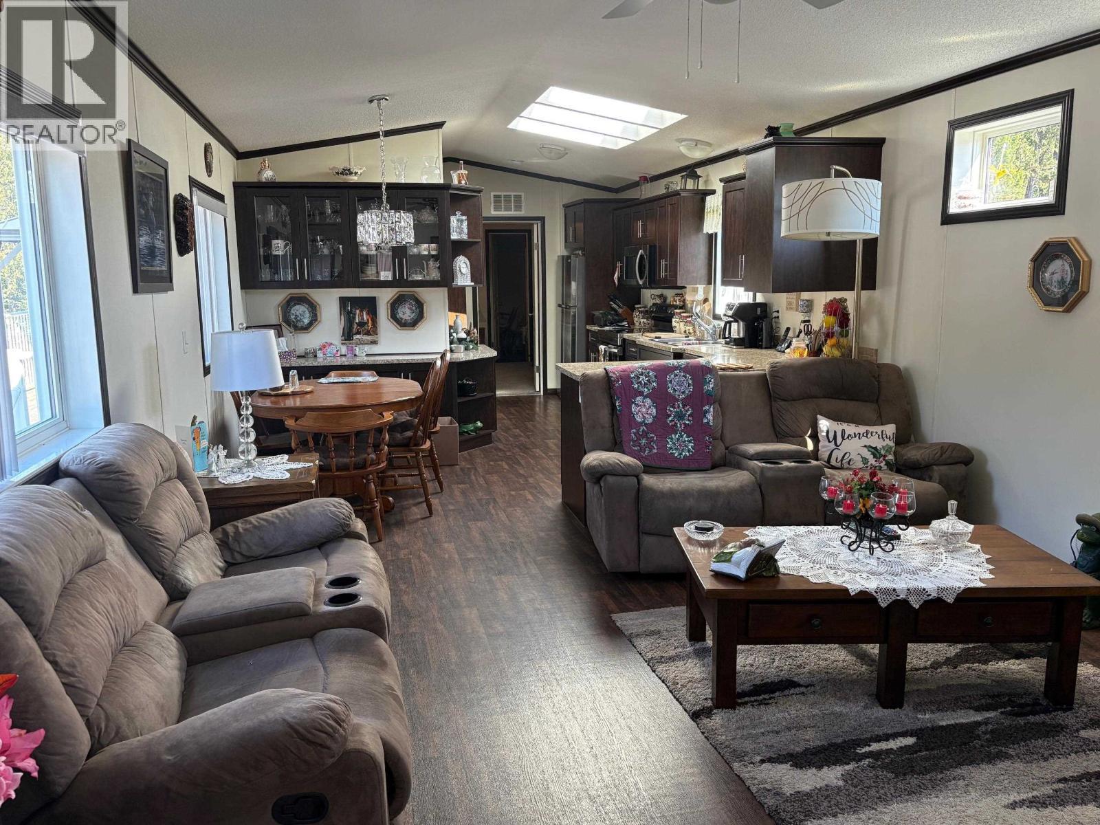 54 208 8Th Street, 100 Mile House, BC - Indoor Photo Showing Living Room