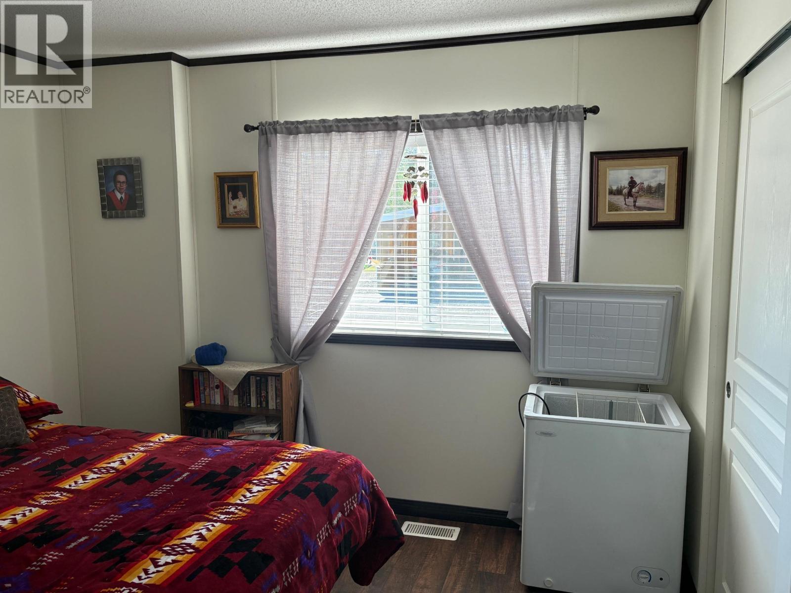 54 208 8Th Street, 100 Mile House, BC - Indoor Photo Showing Bedroom
