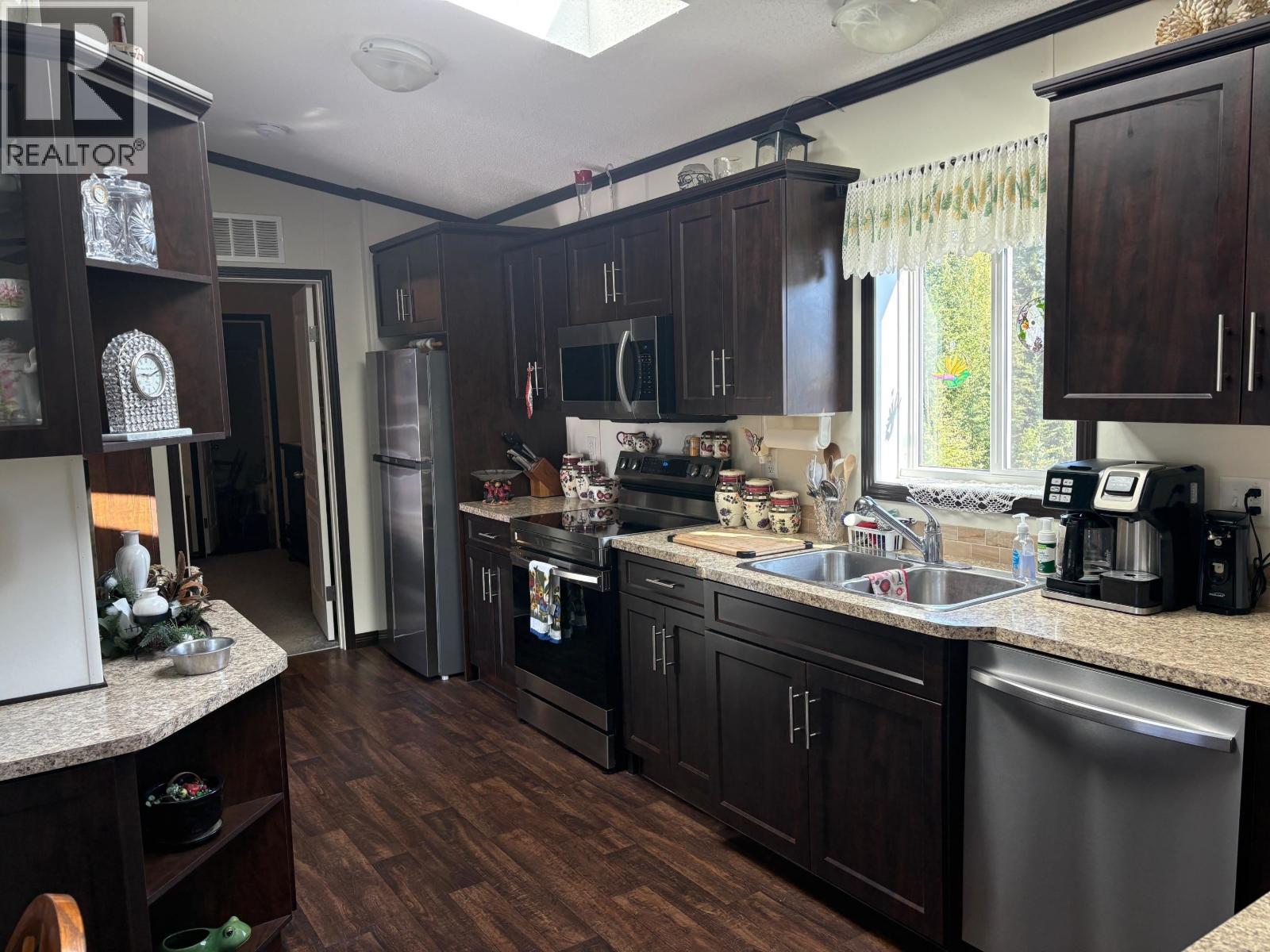 54 208 8Th Street, 100 Mile House, BC - Indoor Photo Showing Kitchen With Double Sink