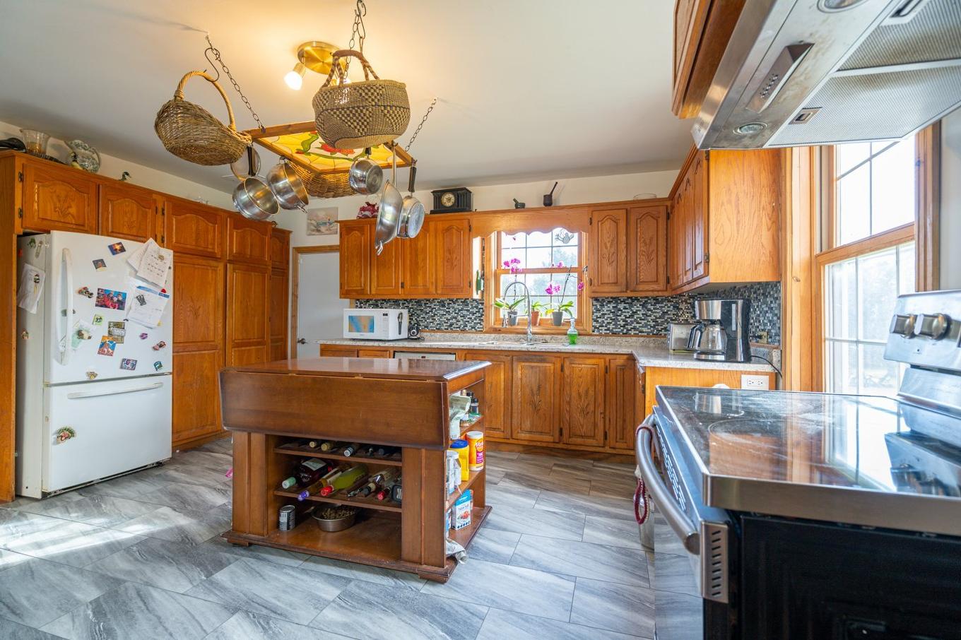 Kitchen - 434 Ch. De La Diligence, Stukely-Sud, QC - Indoor Photo Showing Kitchen With Double Sink