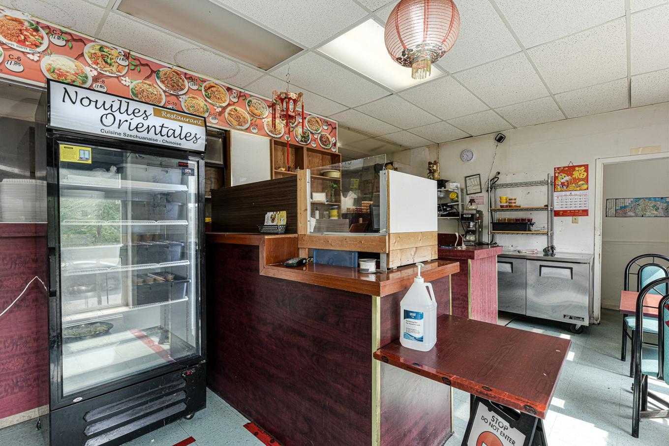 Commerce - 1169 Boul. Curé-Poirier O., Longueuil (Le Vieux-Longueuil), QC - Indoor