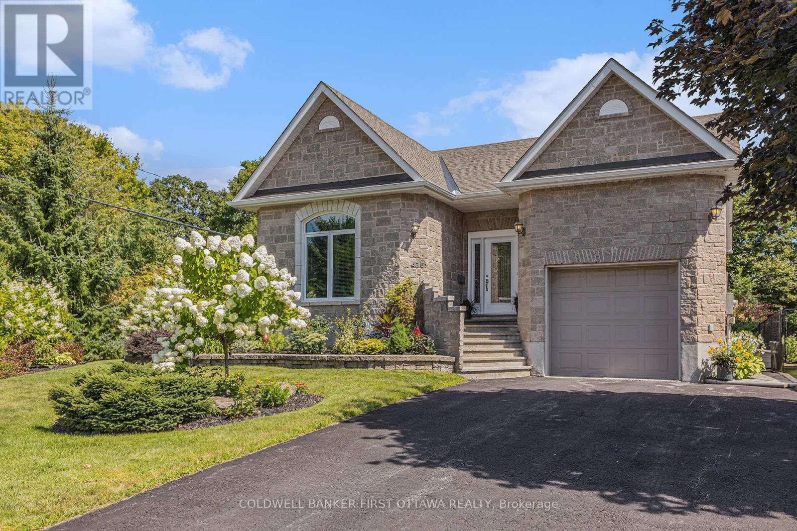 Arched pillared entry into living room - 475 Moffatt Street, Carleton Place, ON - Indoor
