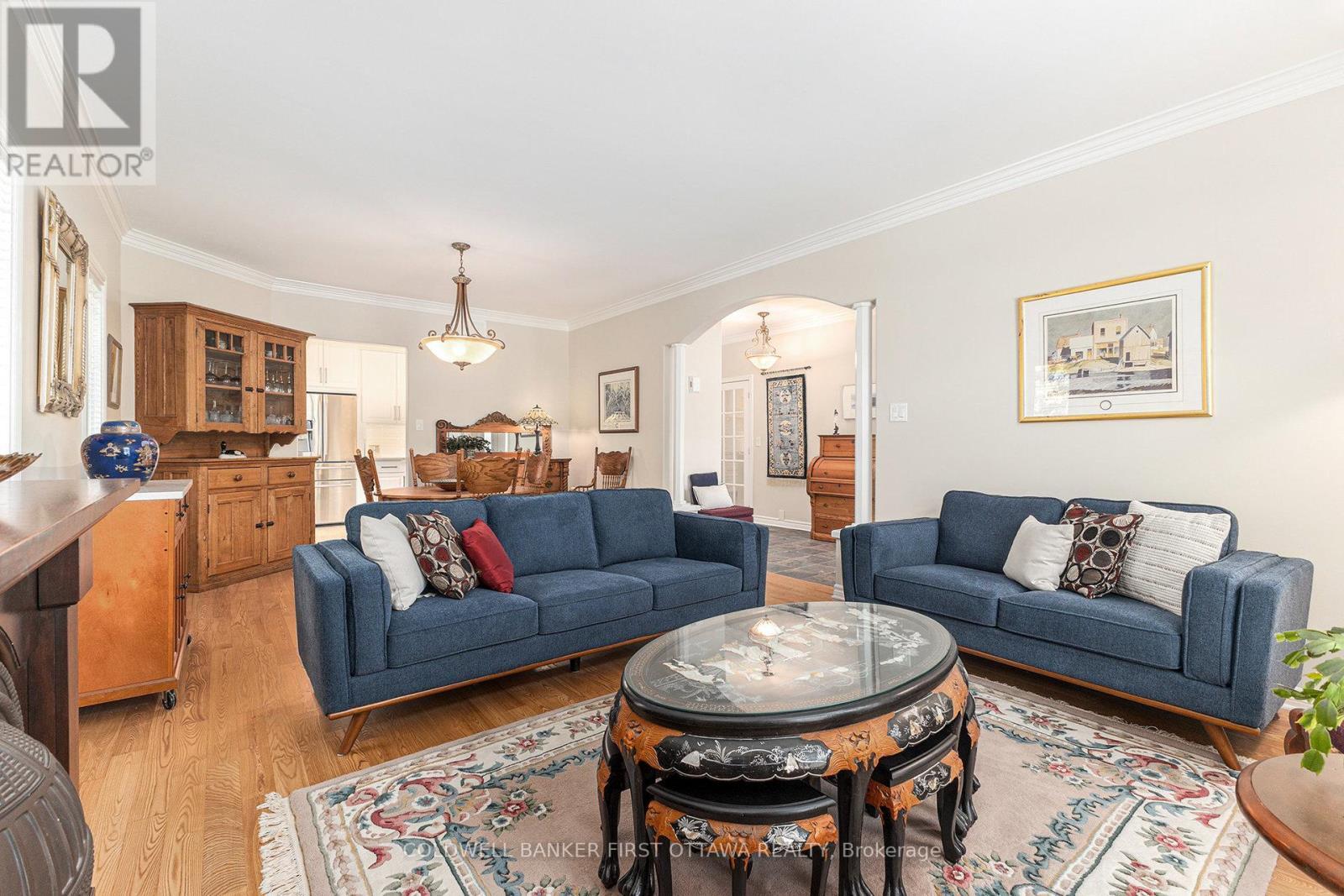 Open living and dining room with rounded corners - 475 Moffatt Street, Carleton Place, ON - Indoor Photo Showing Living Room