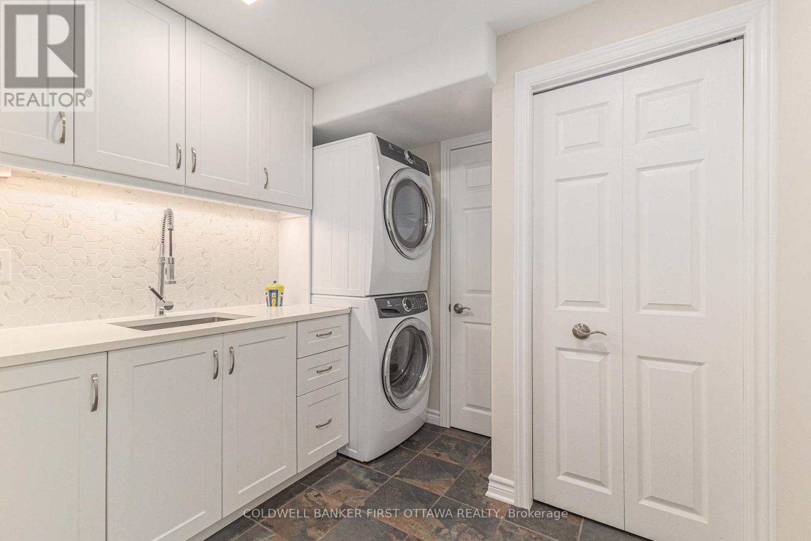 Lower level laundry room, ceramic in-floor heating - 475 Moffatt Street, Carleton Place, ON - Indoor Photo Showing Laundry Room