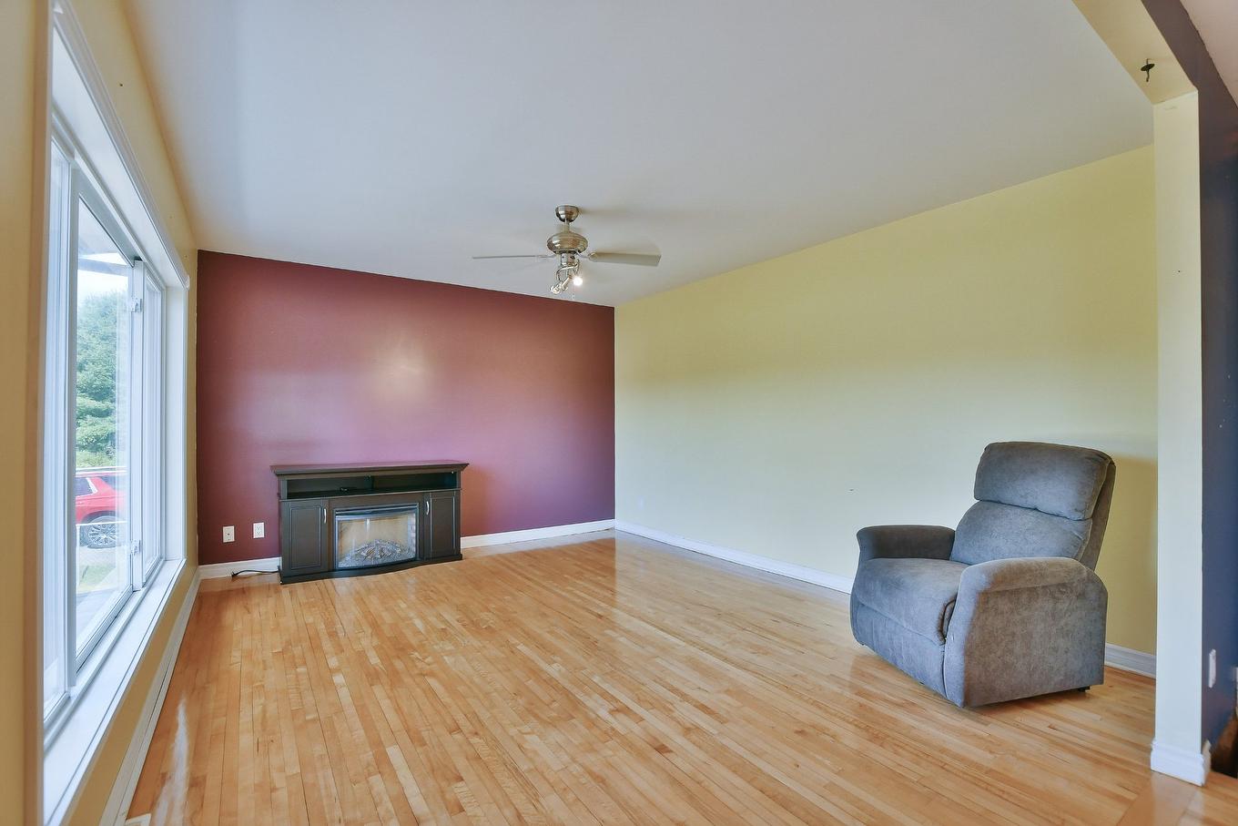 Living room - 828 Rg St-Esprit, L'Épiphanie, QC - Indoor Photo Showing Living Room With Fireplace