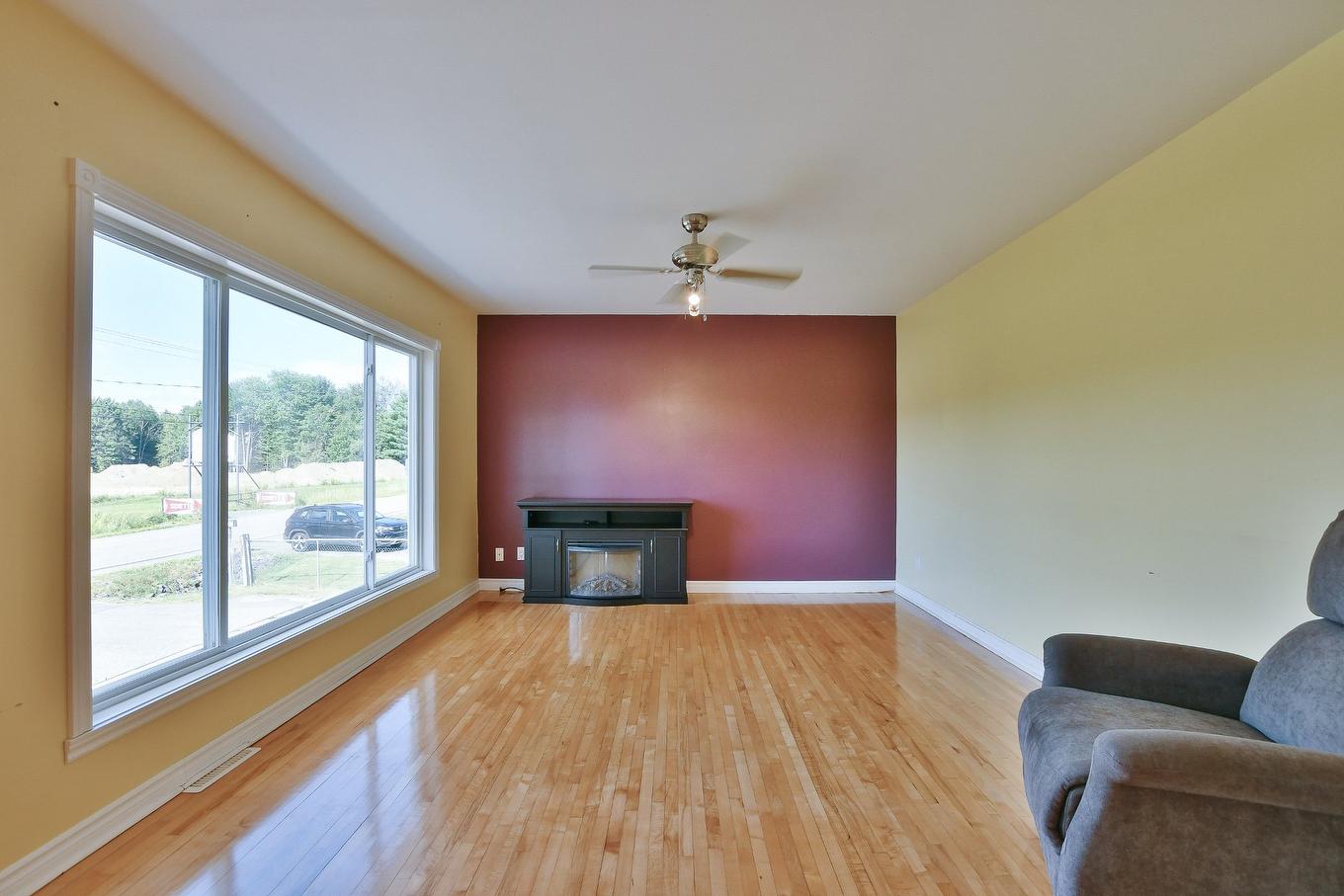 Living room - 828 Rg St-Esprit, L'Épiphanie, QC - Indoor Photo Showing Living Room With Fireplace