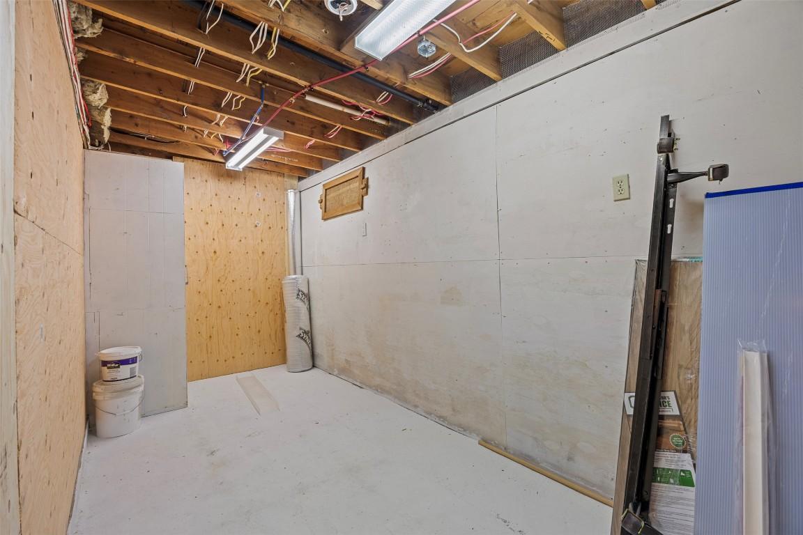 2291 Chief Atahm Drive, Adams Lake, BC - Indoor Photo Showing Basement