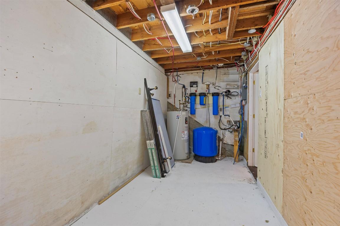 2291 Chief Atahm Drive, Adams Lake, BC - Indoor Photo Showing Basement
