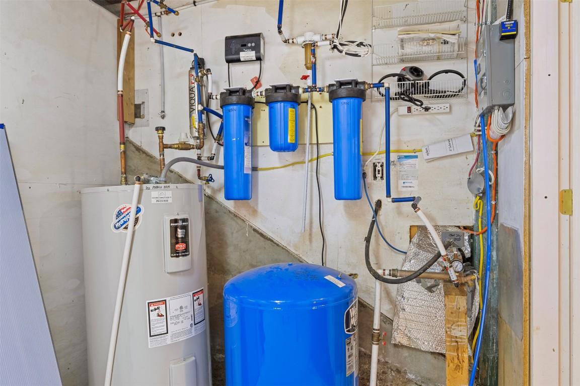 2291 Chief Atahm Drive, Adams Lake, BC - Indoor Photo Showing Basement