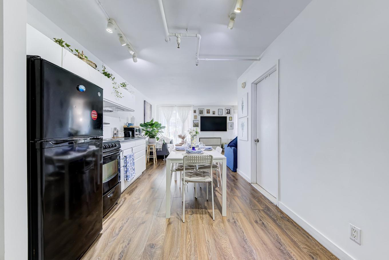 Kitchen - 560-1077 Rue St-Mathieu, Montréal (Ville-Marie), QC - Indoor