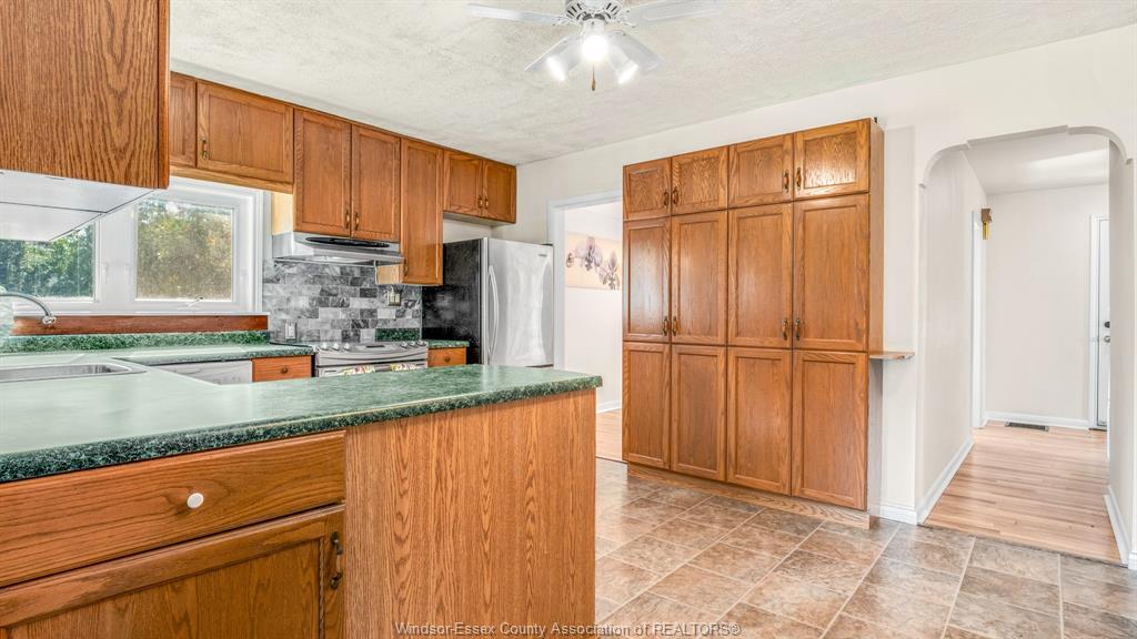 4054 Roseland Drive West, Windsor, ON