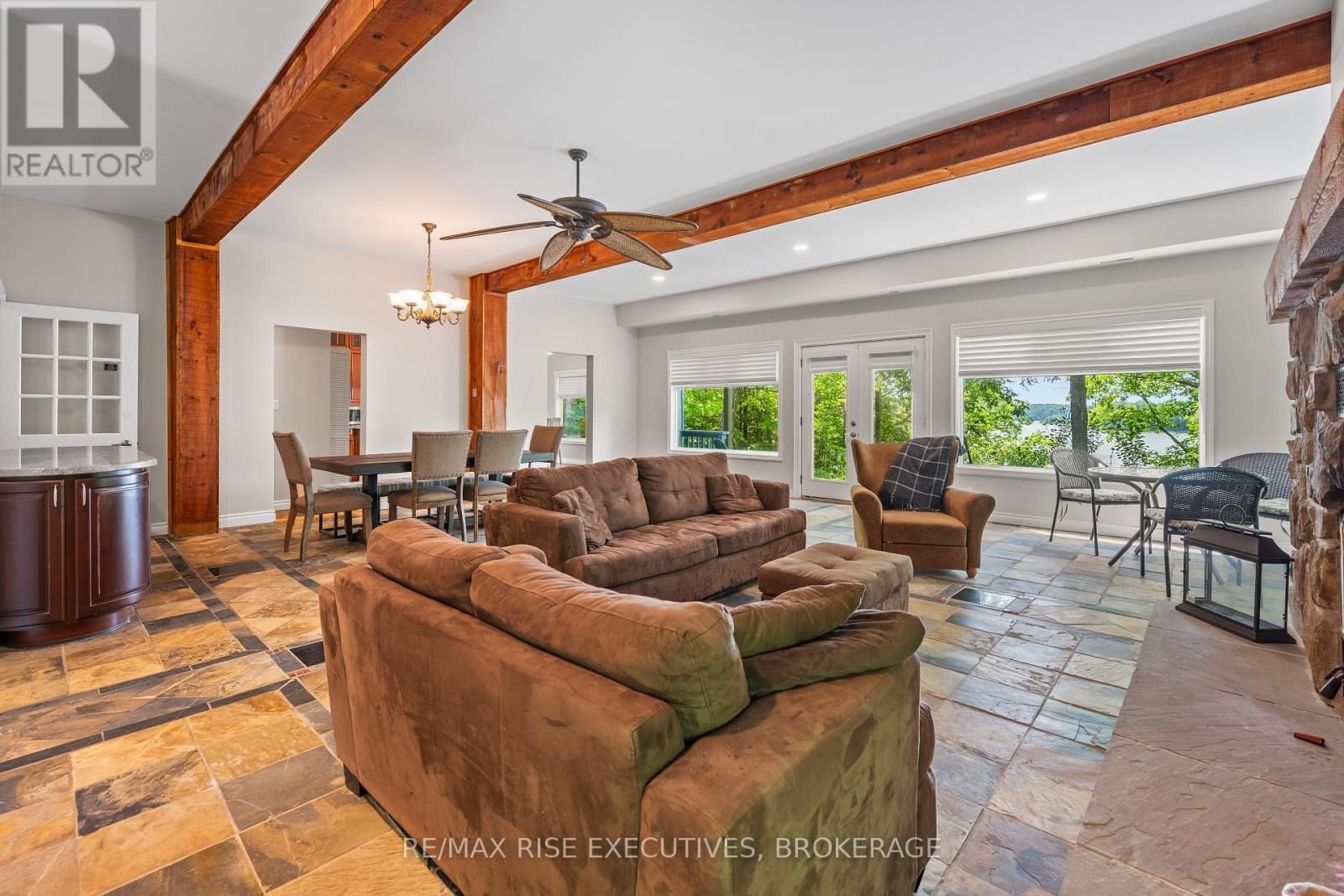 2300 County Road 32, Leeds And The Thousand Islands, ON - Indoor Photo Showing Living Room