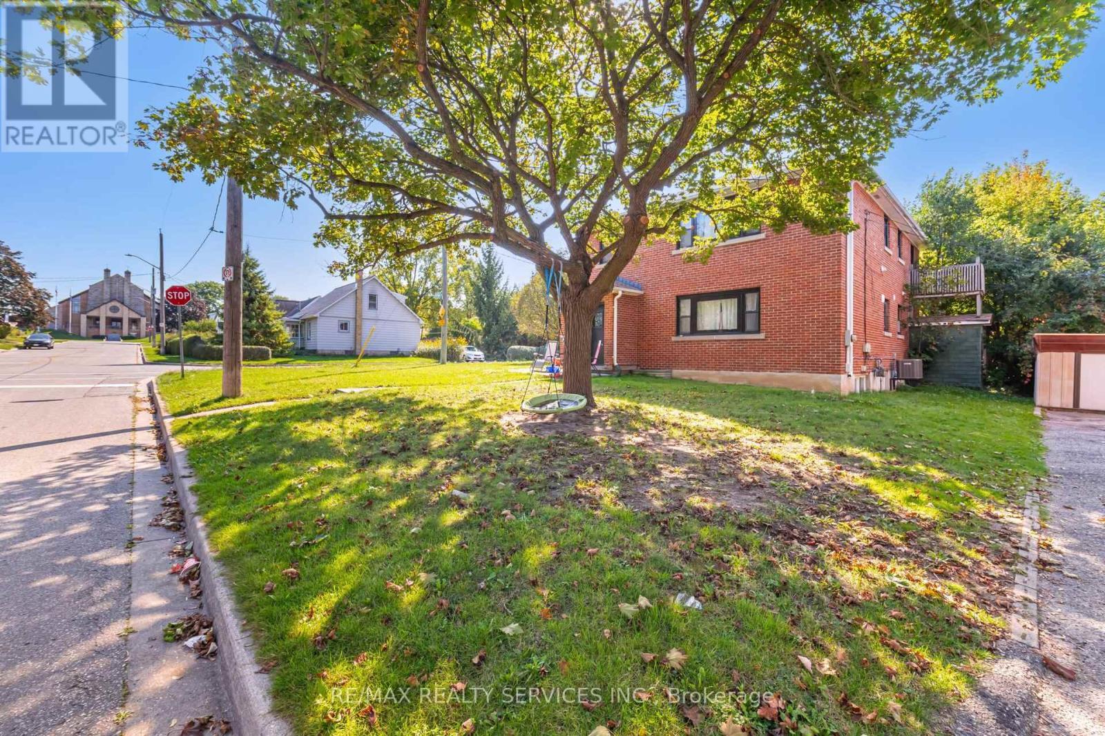 (Lower Level) - 21 Beverley Street, Waterloo, ON - Outdoor