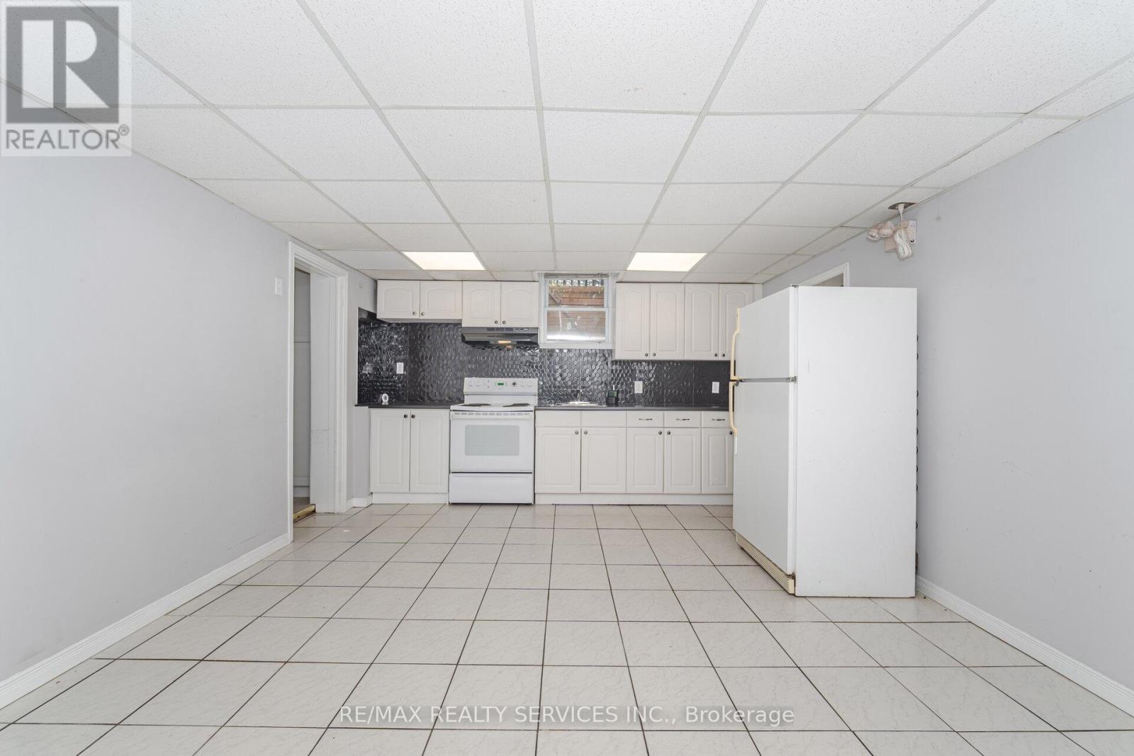 (Lower Level) - 21 Beverley Street, Waterloo, ON - Indoor Photo Showing Kitchen