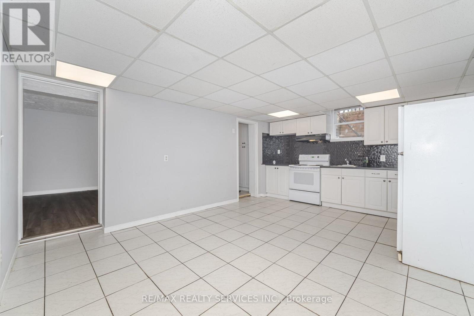 (Lower Level) - 21 Beverley Street, Waterloo, ON - Indoor Photo Showing Kitchen