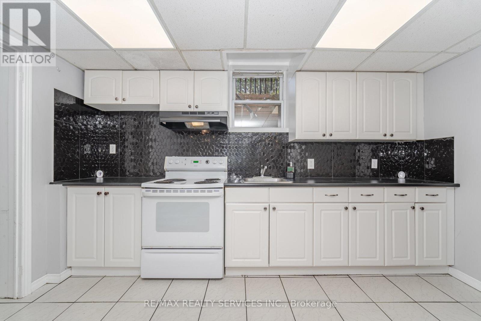 (Lower Level) - 21 Beverley Street, Waterloo, ON - Indoor Photo Showing Kitchen
