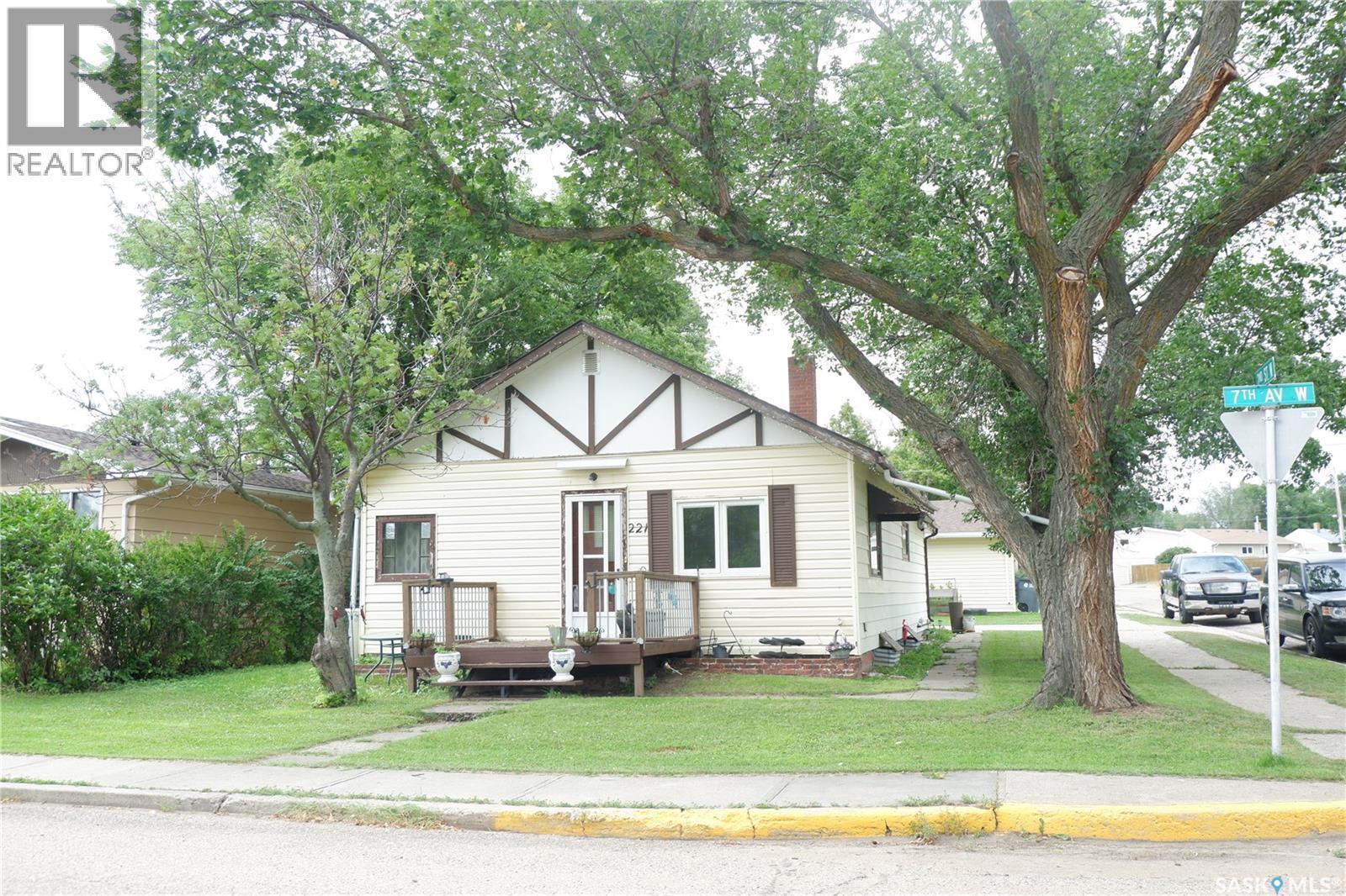221 7Th Avenue W, Assiniboia, SK - Outdoor