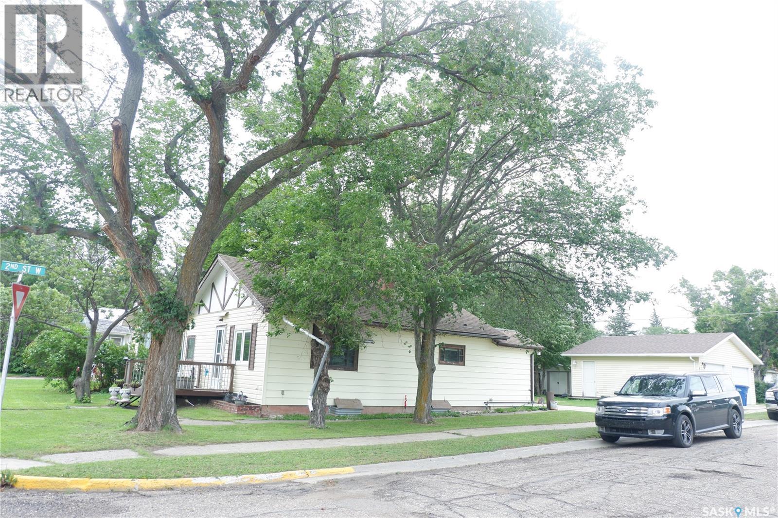 221 7Th Avenue W, Assiniboia, SK - Outdoor