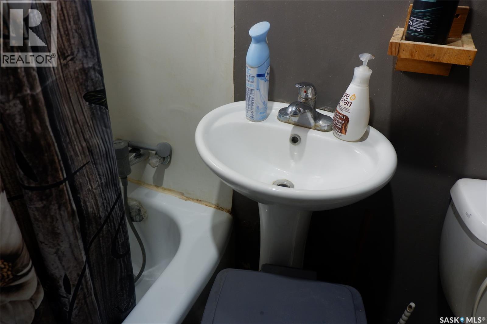 221 7Th Avenue W, Assiniboia, SK - Indoor Photo Showing Bathroom